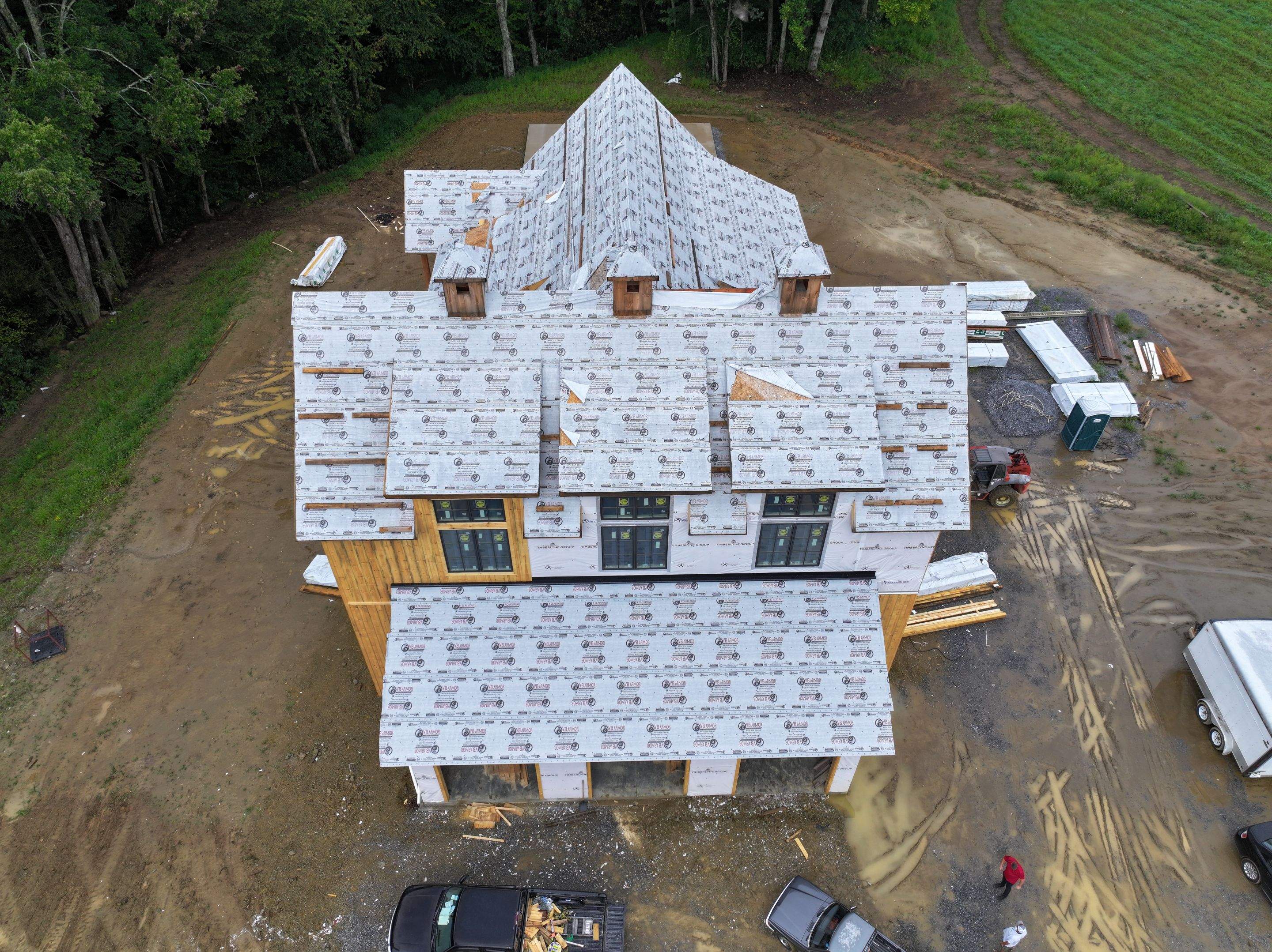Barn Style House by Omnia Roofing