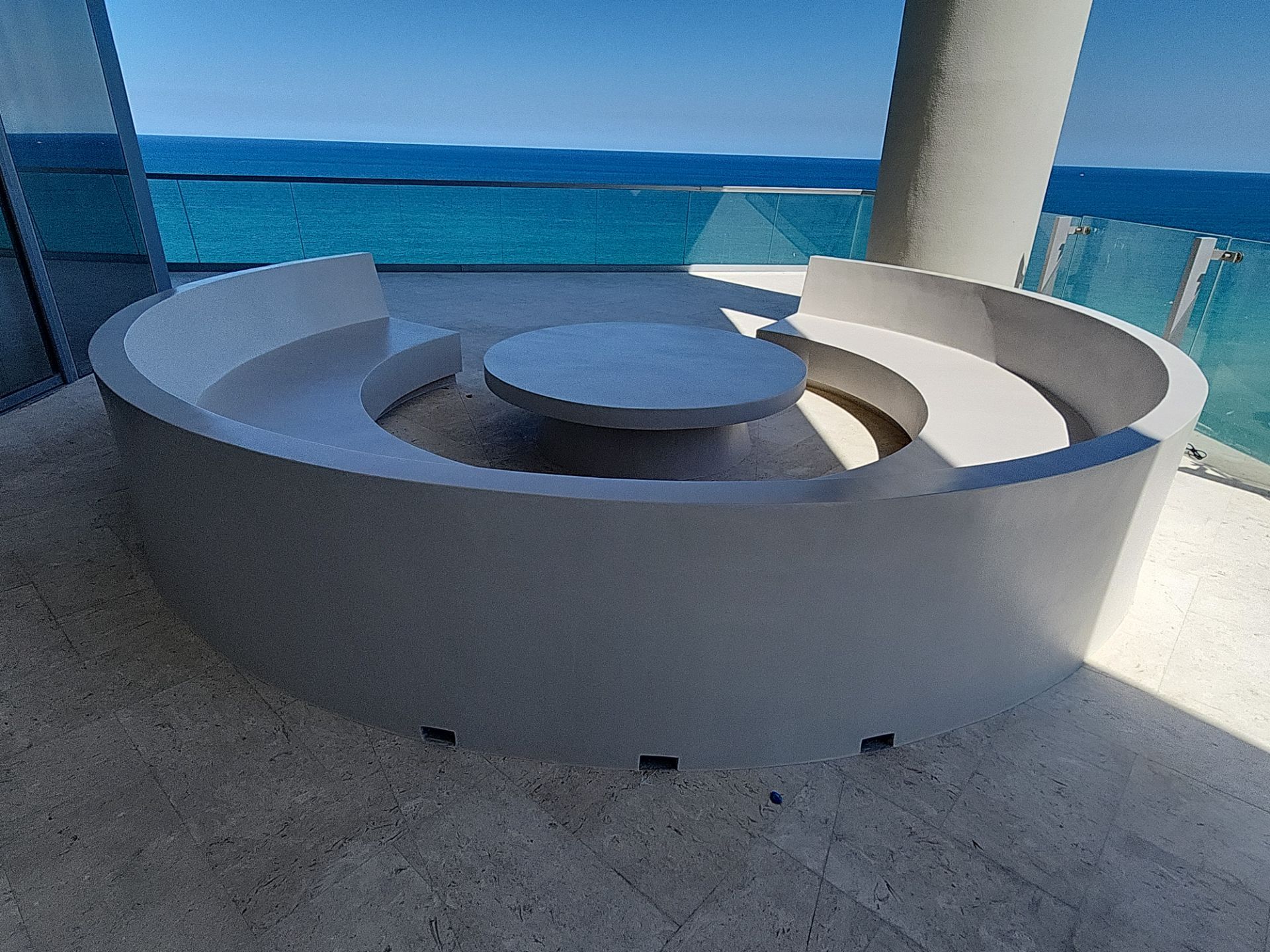 Microtopping over Furniture by Seamless Surfaces