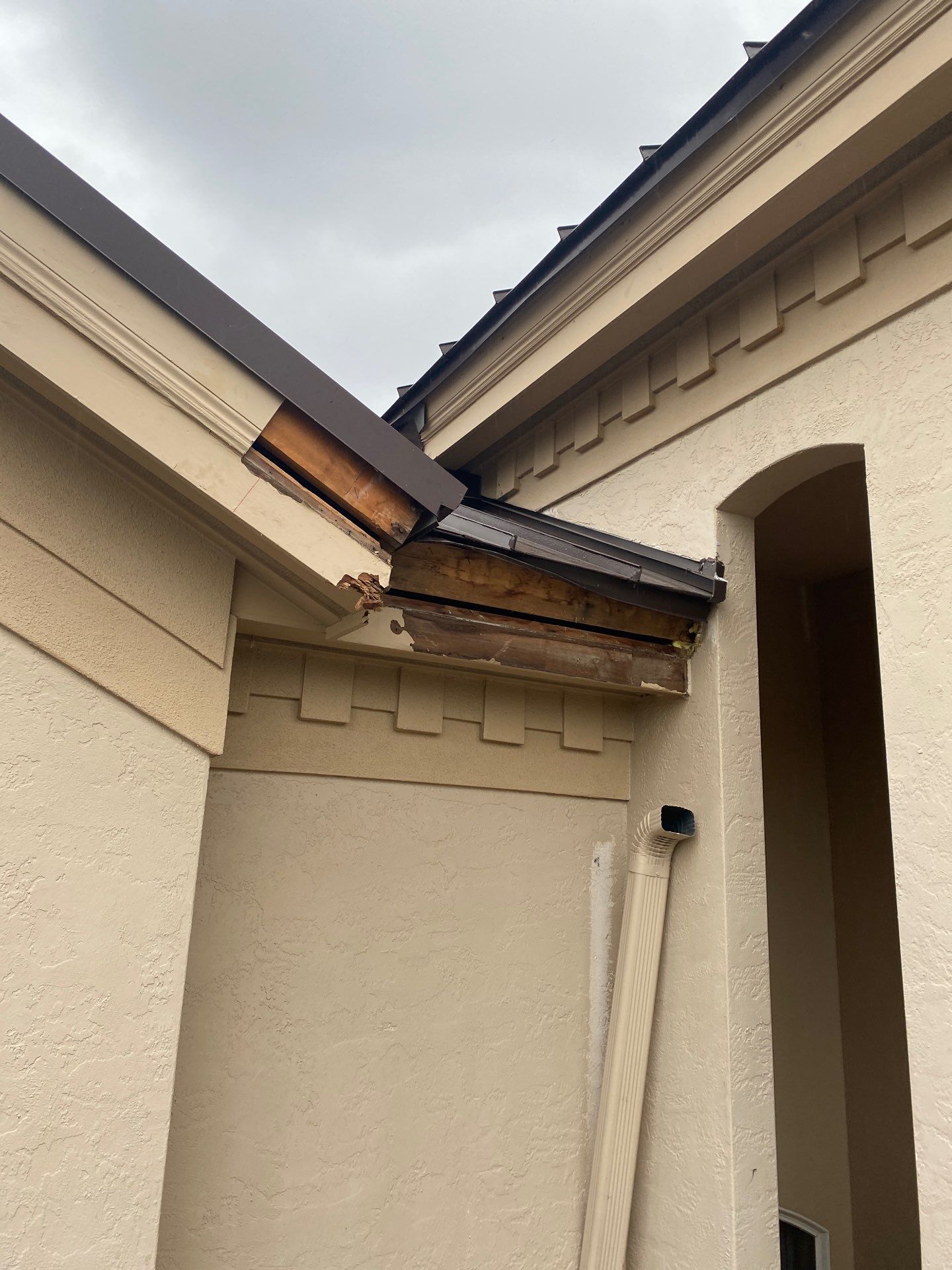 Seamless Gutters in Sarasota FL by Gutter Professors