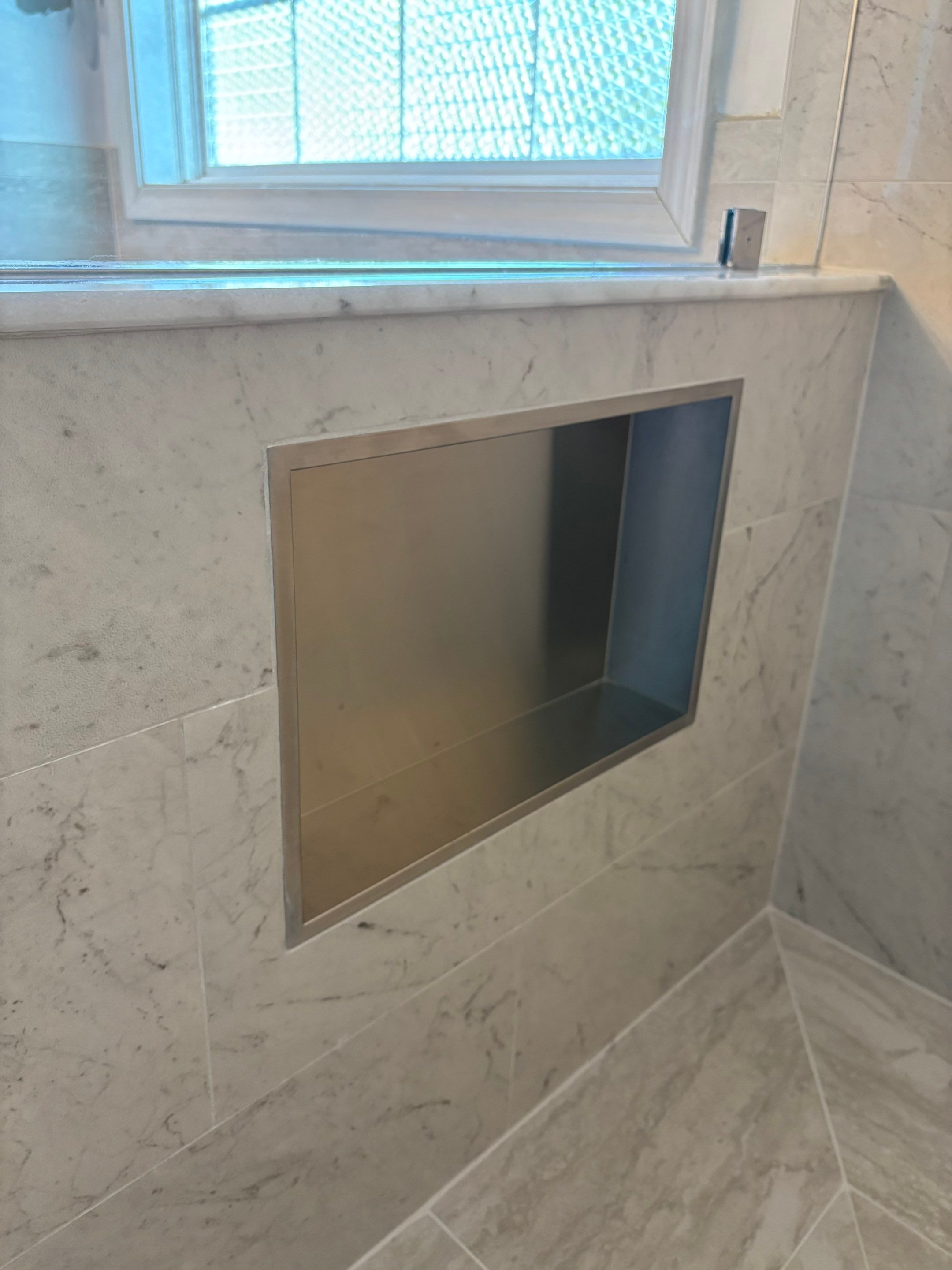 Two bathrooms renovation (hallway and master bathroom) by Prudencio