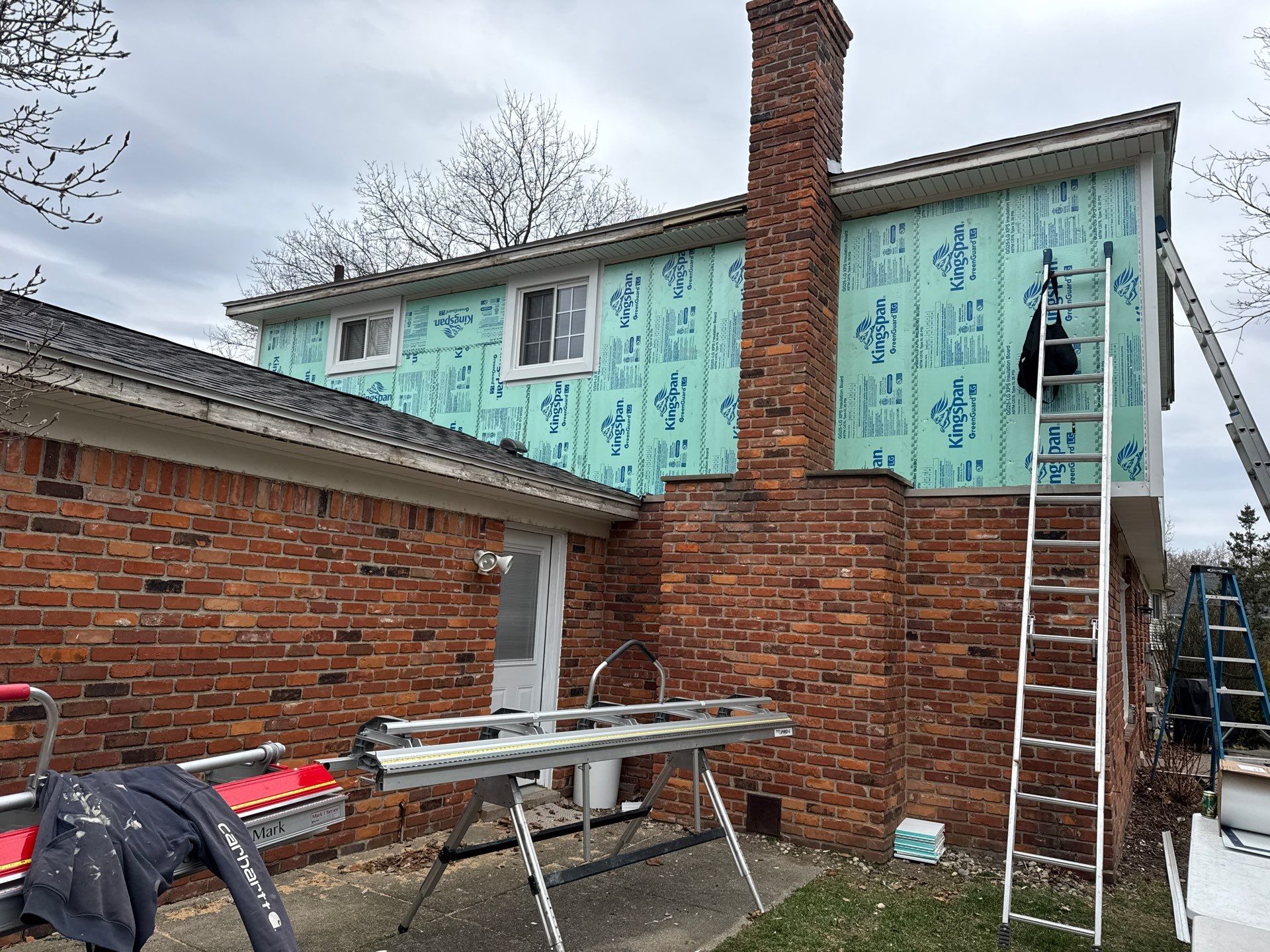 Siding Replacement using Alside Charcoal Smoke and Roof Replacement using Owens Corning Peppercorn by 180 Contractors
