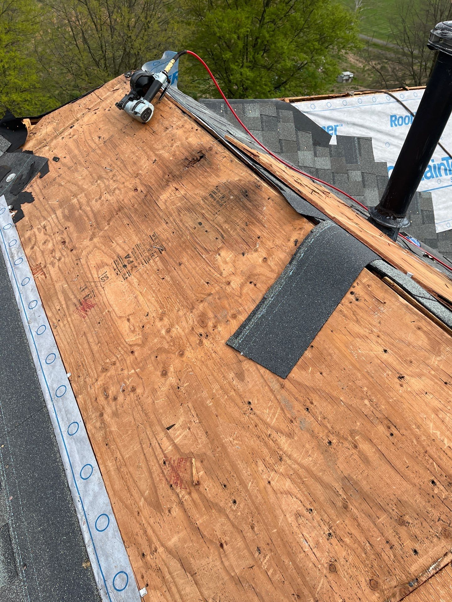 Alexandria: CertainTeed Landmark Pro Designer Shingles in Max Def Georgetown Gray by RM Banning, Inc.