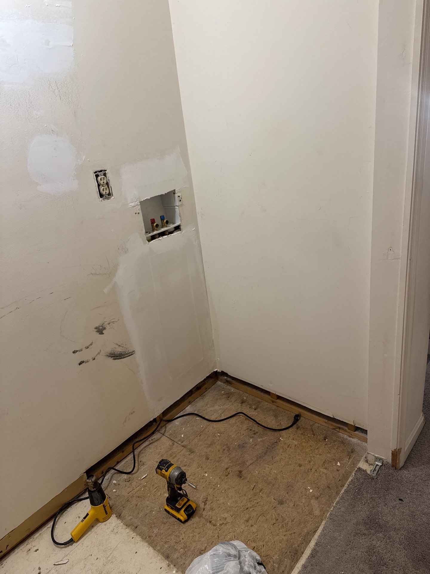 LAUNDRY AND HALLWAY REMODELING using Sherwin Williams  by La Bendicion Contruction Llc