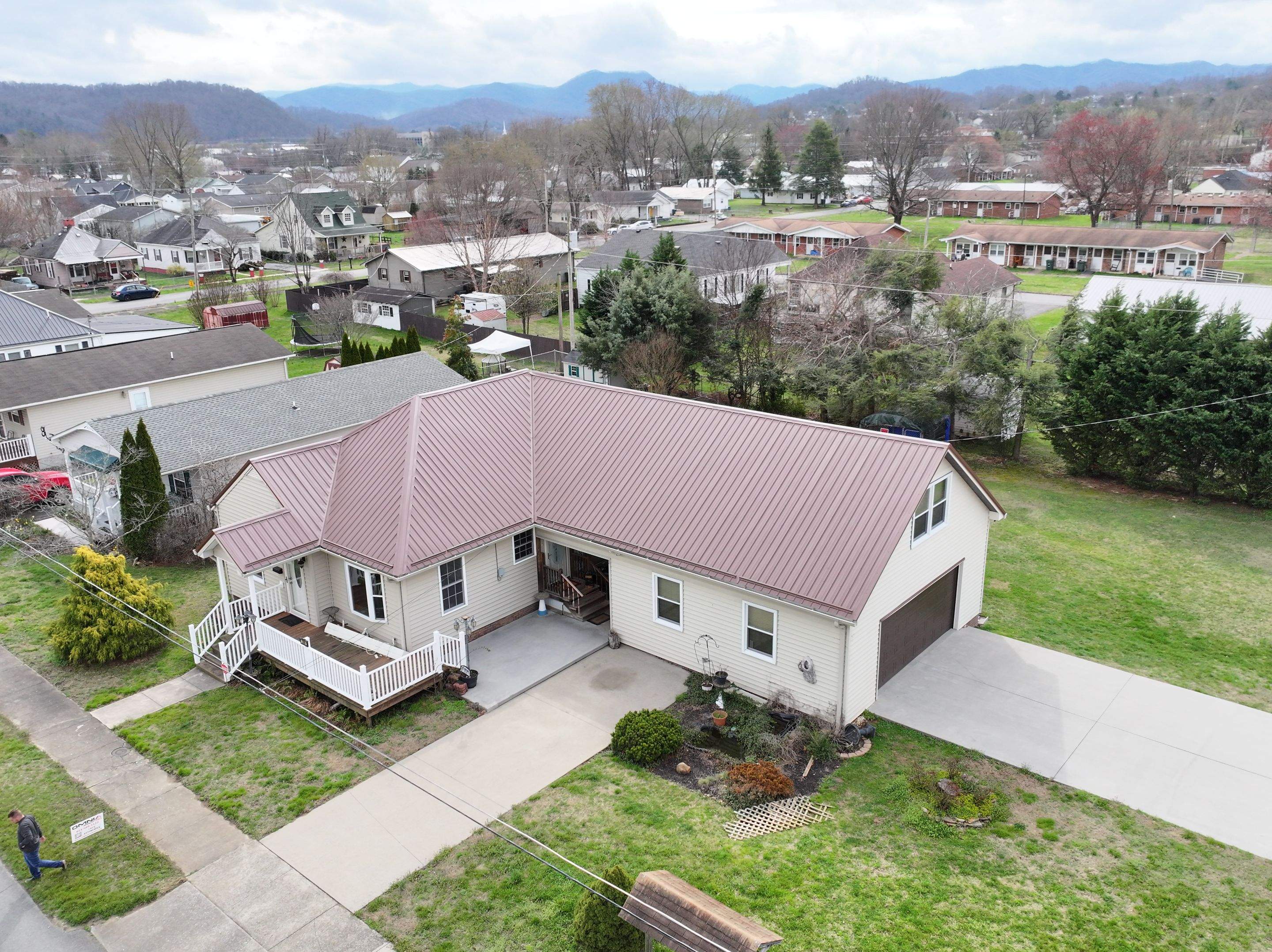 Carr Residence by Omnia Roofing