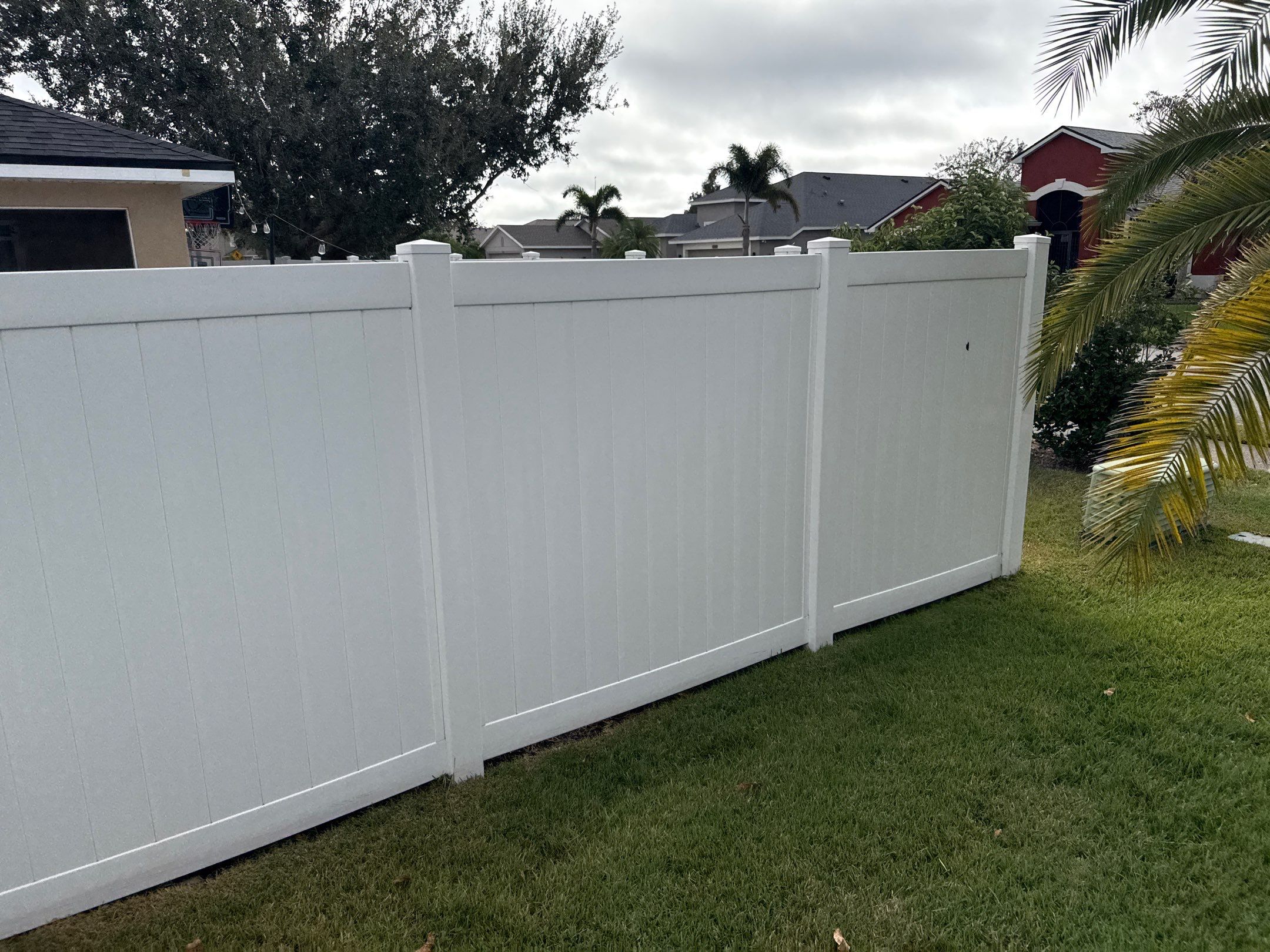 Vinyl Fence Cleaning, Driveway & Sidewalk Cleaning in Crystal Lakes – Palmetto, FL by Sunshine AquaWash