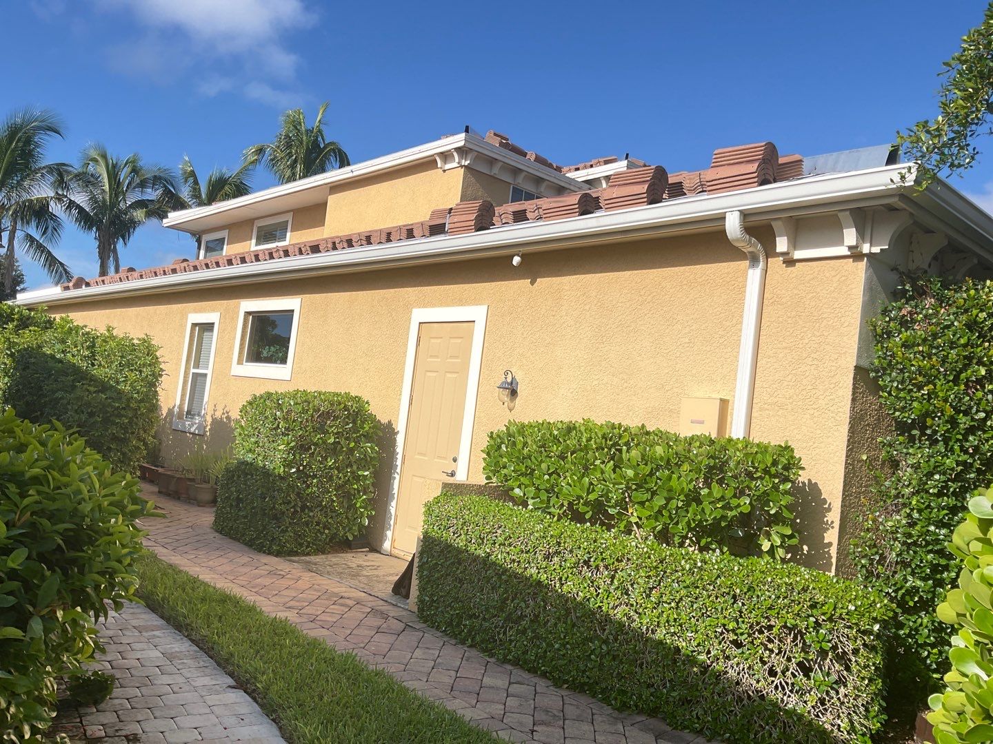 6 Inch Seamless Gutters using White Gutters and Downspouts in Fort Myers FL by Gutter Professors