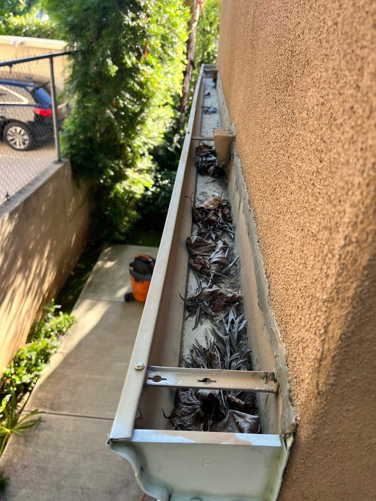 HOA Gutter Cleaning South Mentor Ave Pasadena by Palm Coast Solar Cleaning