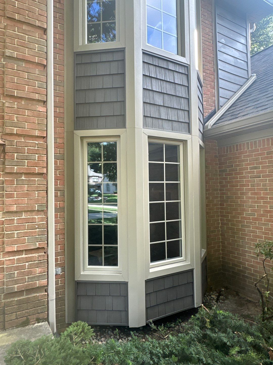 Roof Replacement using Owens Corning Peppercorn and Siding Replacement using Ascend Charcoal Smoke by 180 Contractors