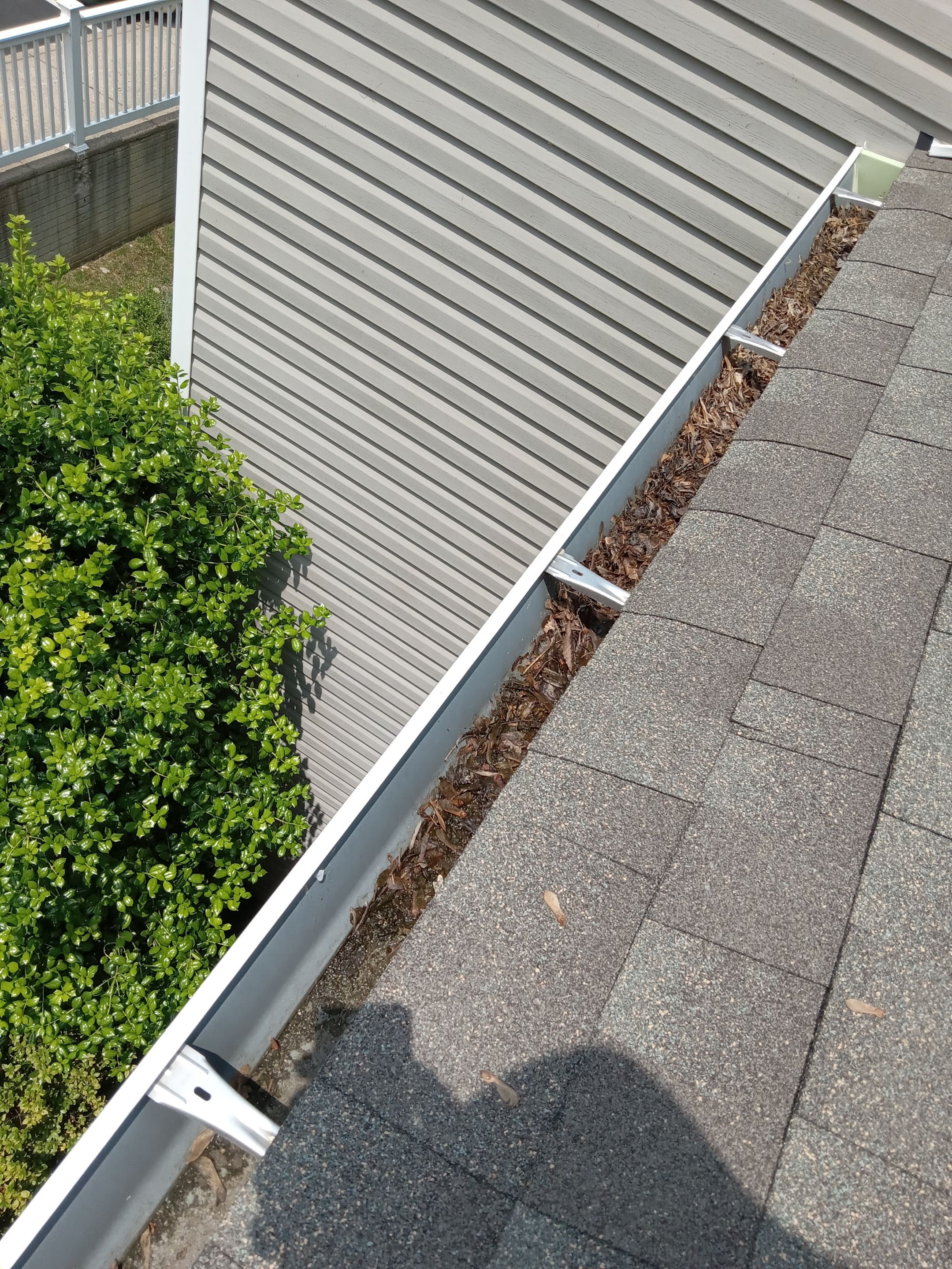 HOA gutter cleaning before photo.