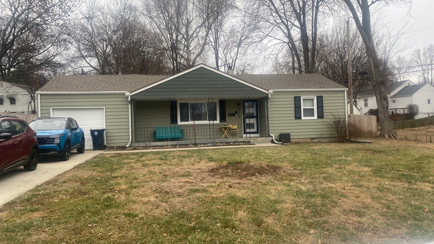 A whole new look for this Gladstone Home by EEC Windows, Siding & Roofing