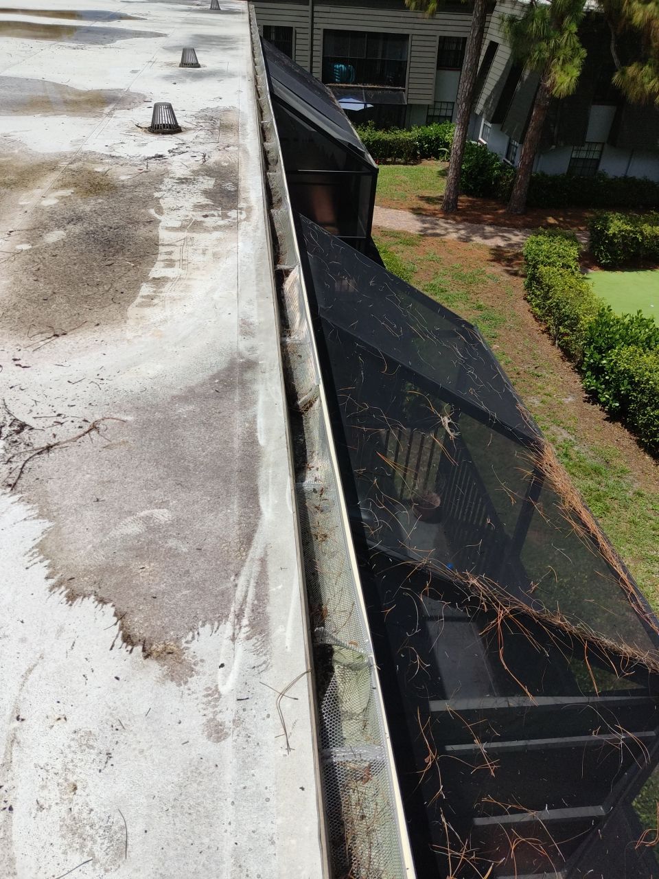 Commercial gutter cleaning Georgia after photo with clean gutters