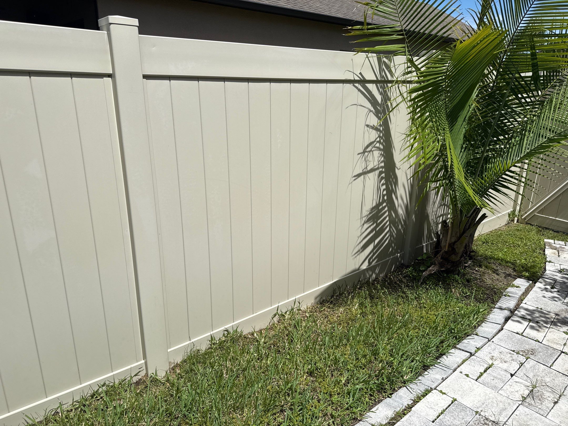2-Story Stucco House Wash & Tan Vinyl Fence Cleaning | Sheffield Glen Palmetto, FL by Sunshine AquaWash