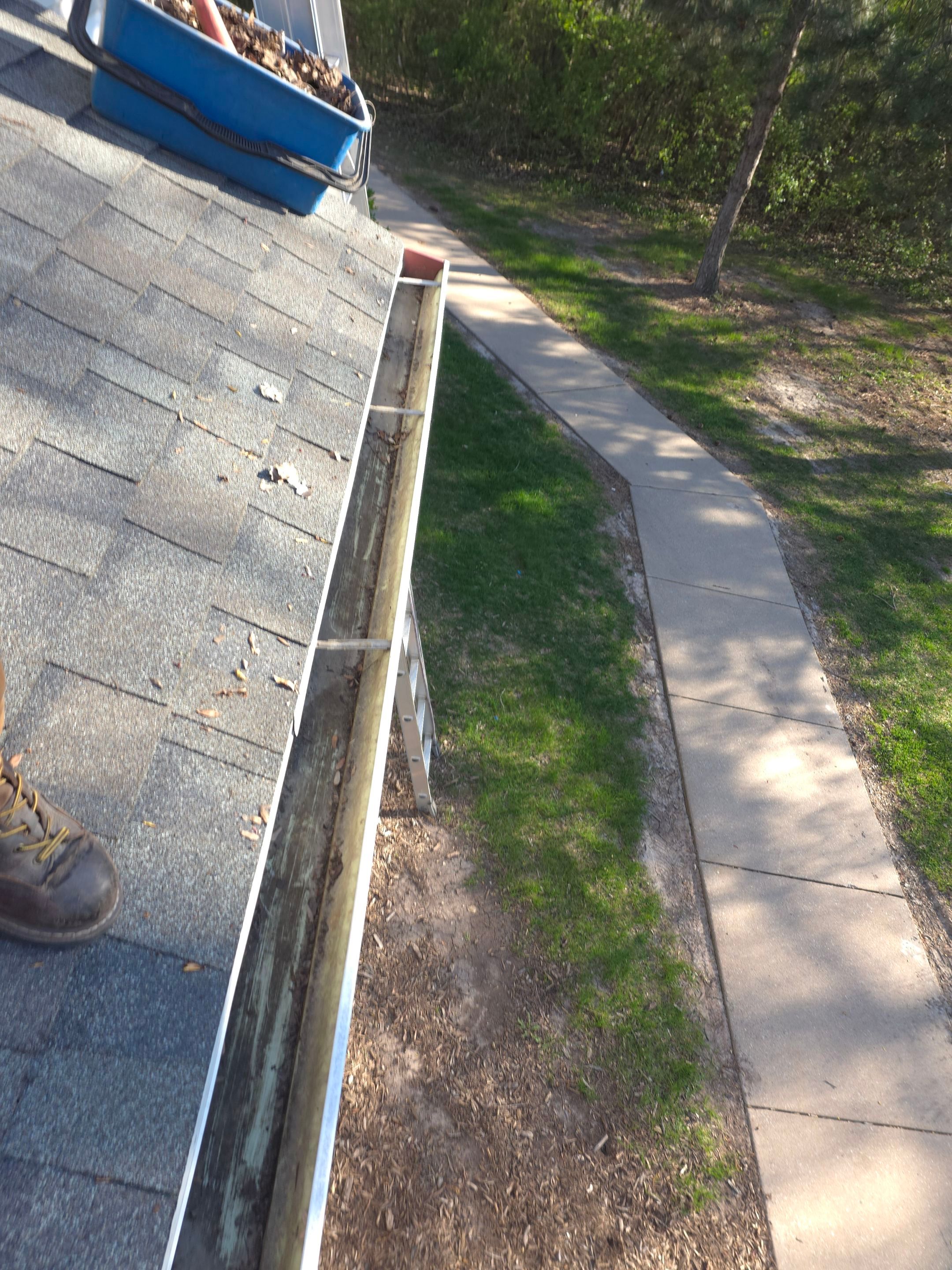 Commercial gutter cleaning Green Bay, WI after photo with clean gutters