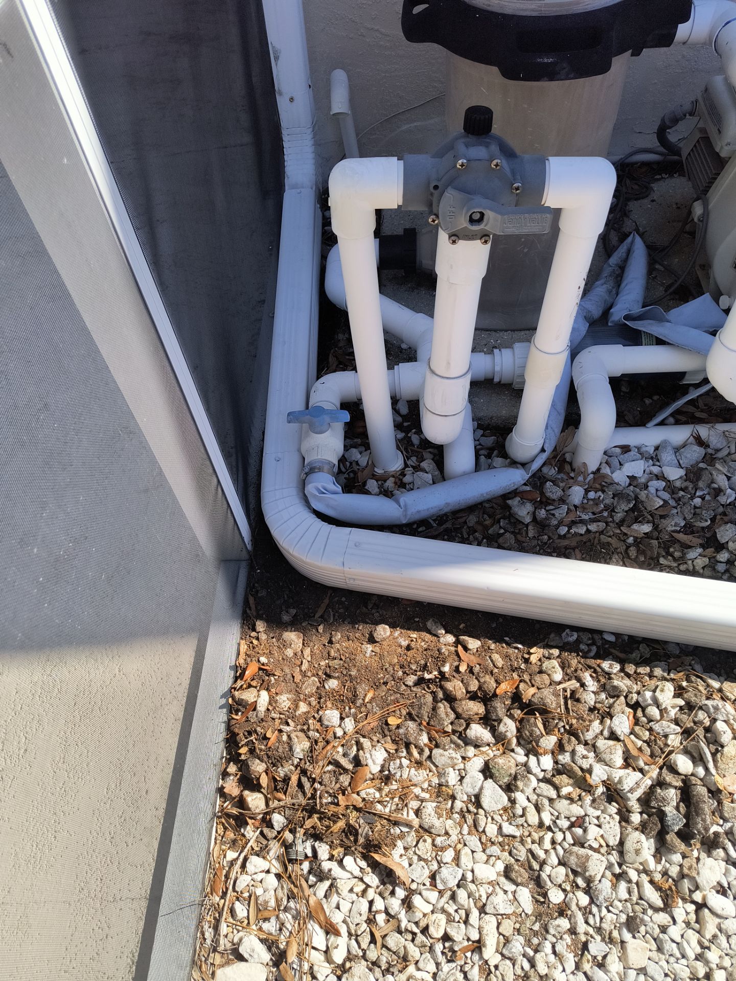 White Seamless Gutters using 6 Inch Seamless Gutters in Sarasota FL by Gutter Professors