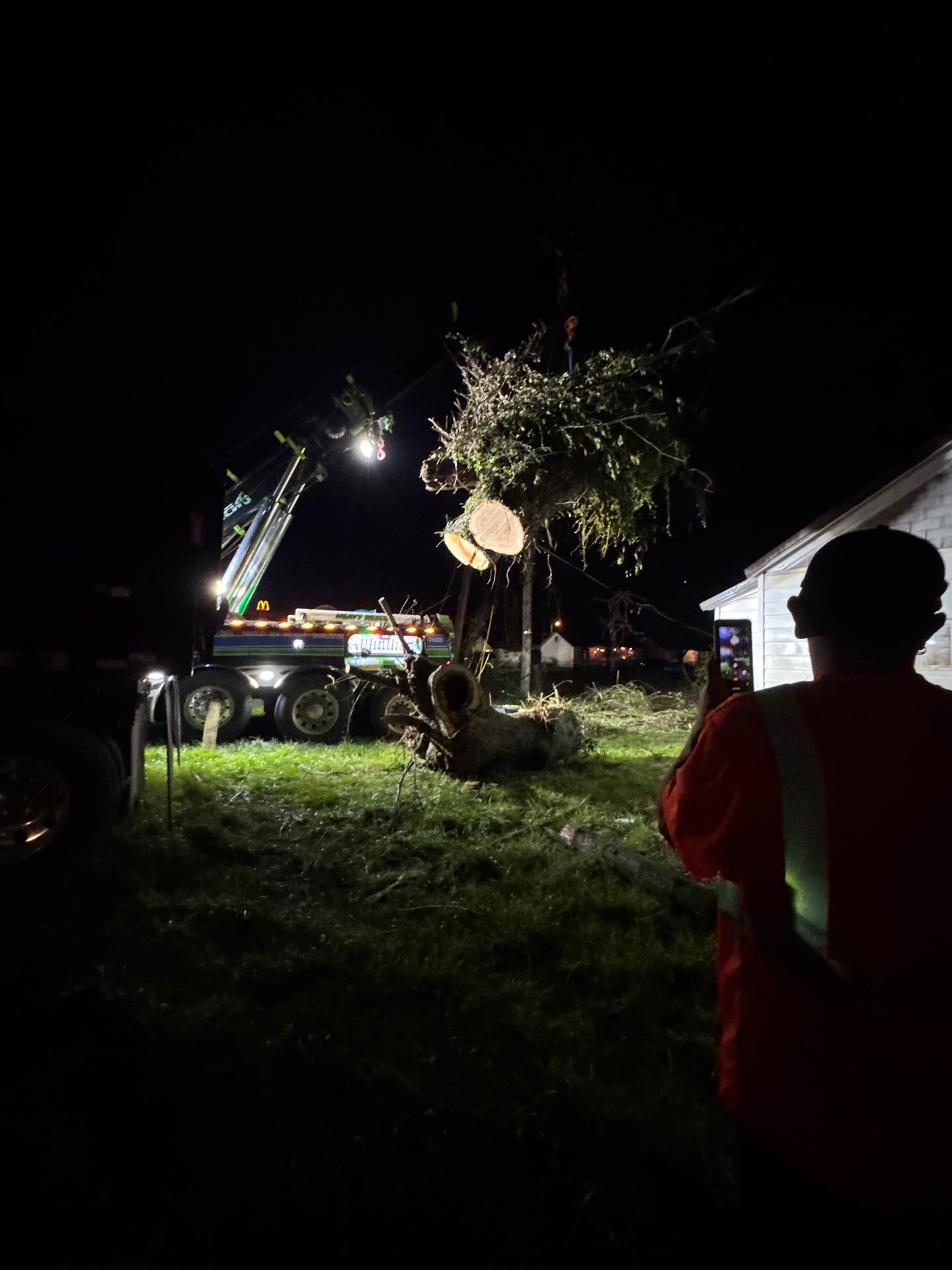 Project in Nitro, WV 	Rotator Crane Lifts Tree Off House | Nitro WV 	•	One Wrong Move Job | Rotator Crane Tree Removal 	•	Heavy Rescue Tree Job | Nitro WV 	•	Extreme Tree Removal Over Home | Nitro WV by Jones Empire LLC