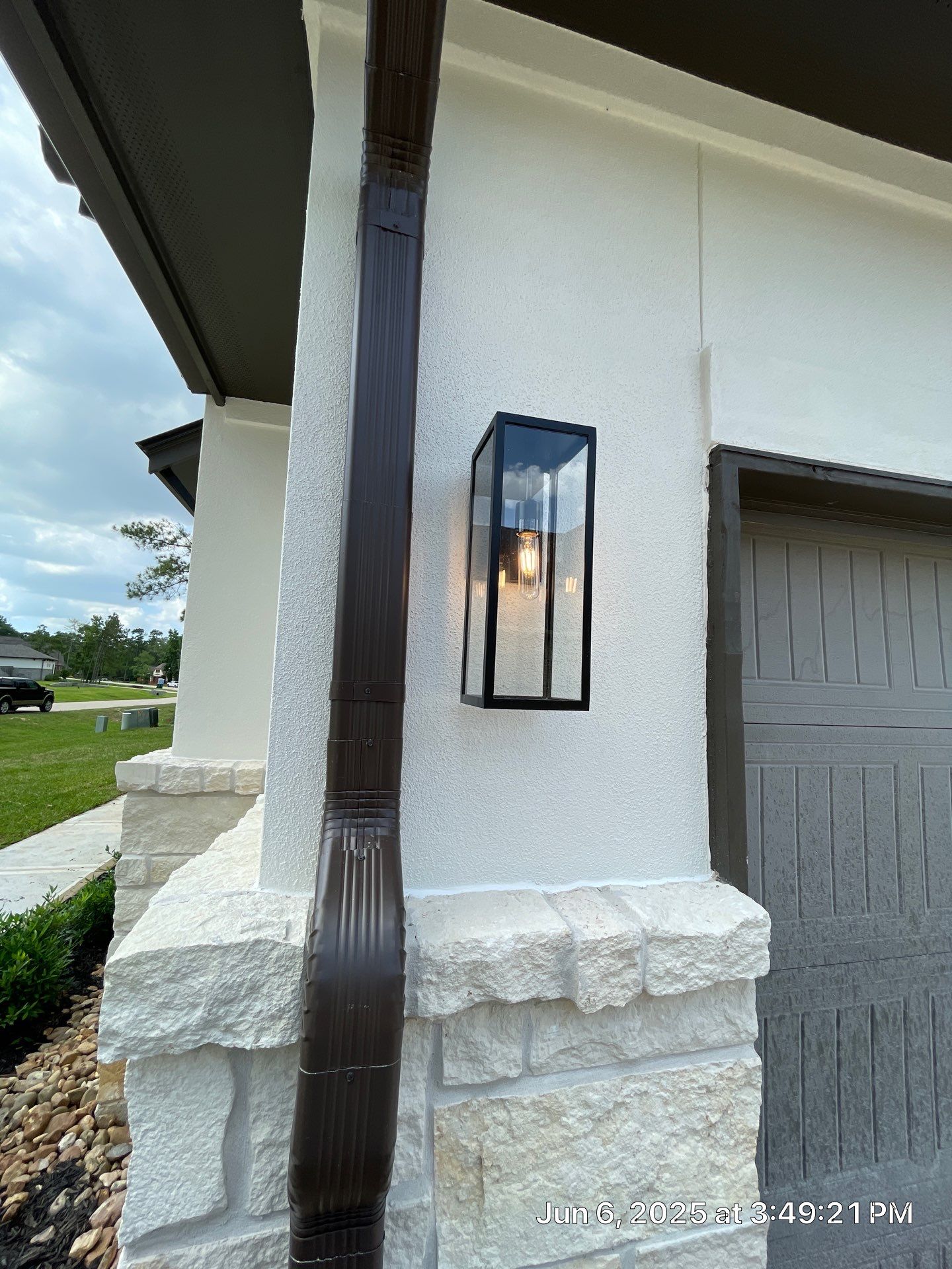 Conroe Harmony: Sand Finish Stucco with Natural Stone Accents by Apex Conventional Stucco Llc