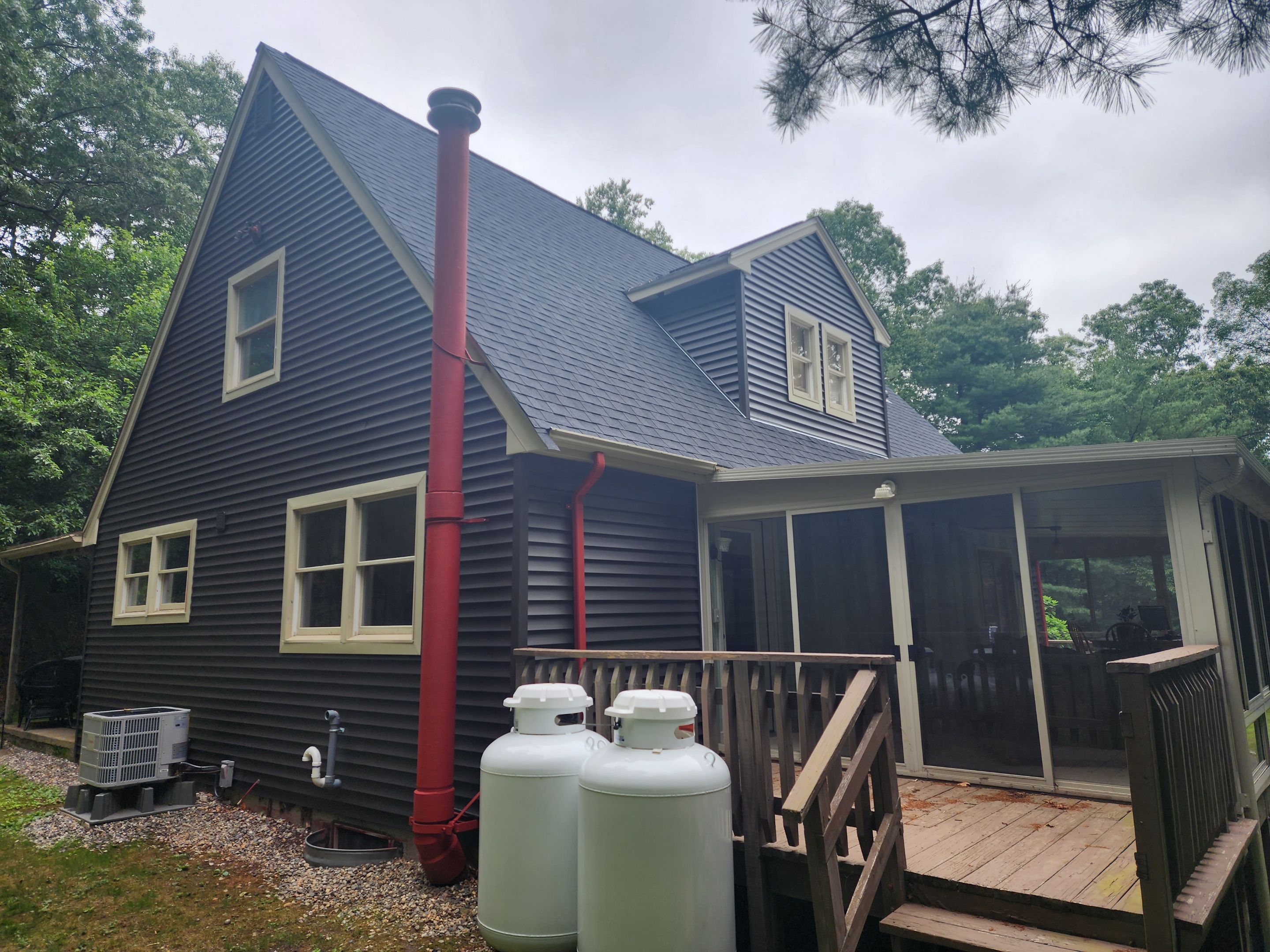 Vinyl siding with beige trim in Upton, MA by UBrothers Construction