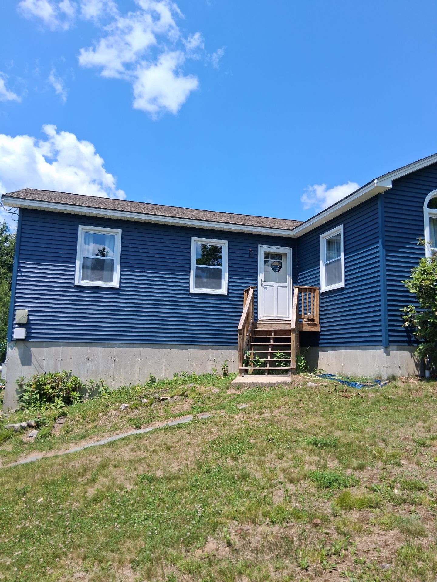 Barnstead, NH – Premium Vinyl Siding Transformation by Tall pine roofing