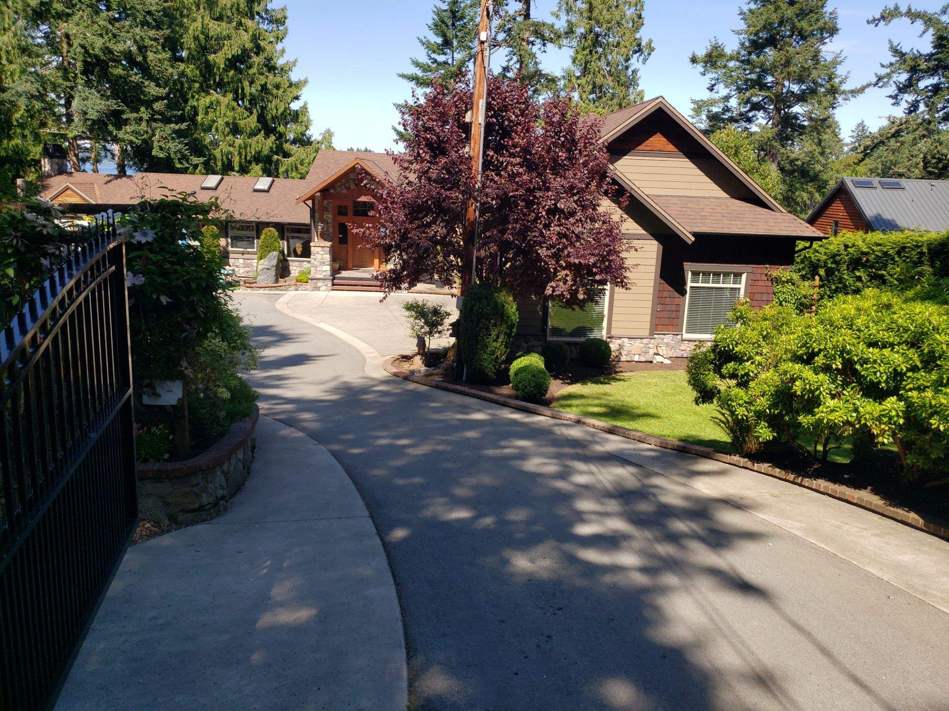 North Saanich Residence by Habanero Garden and Exterior Care