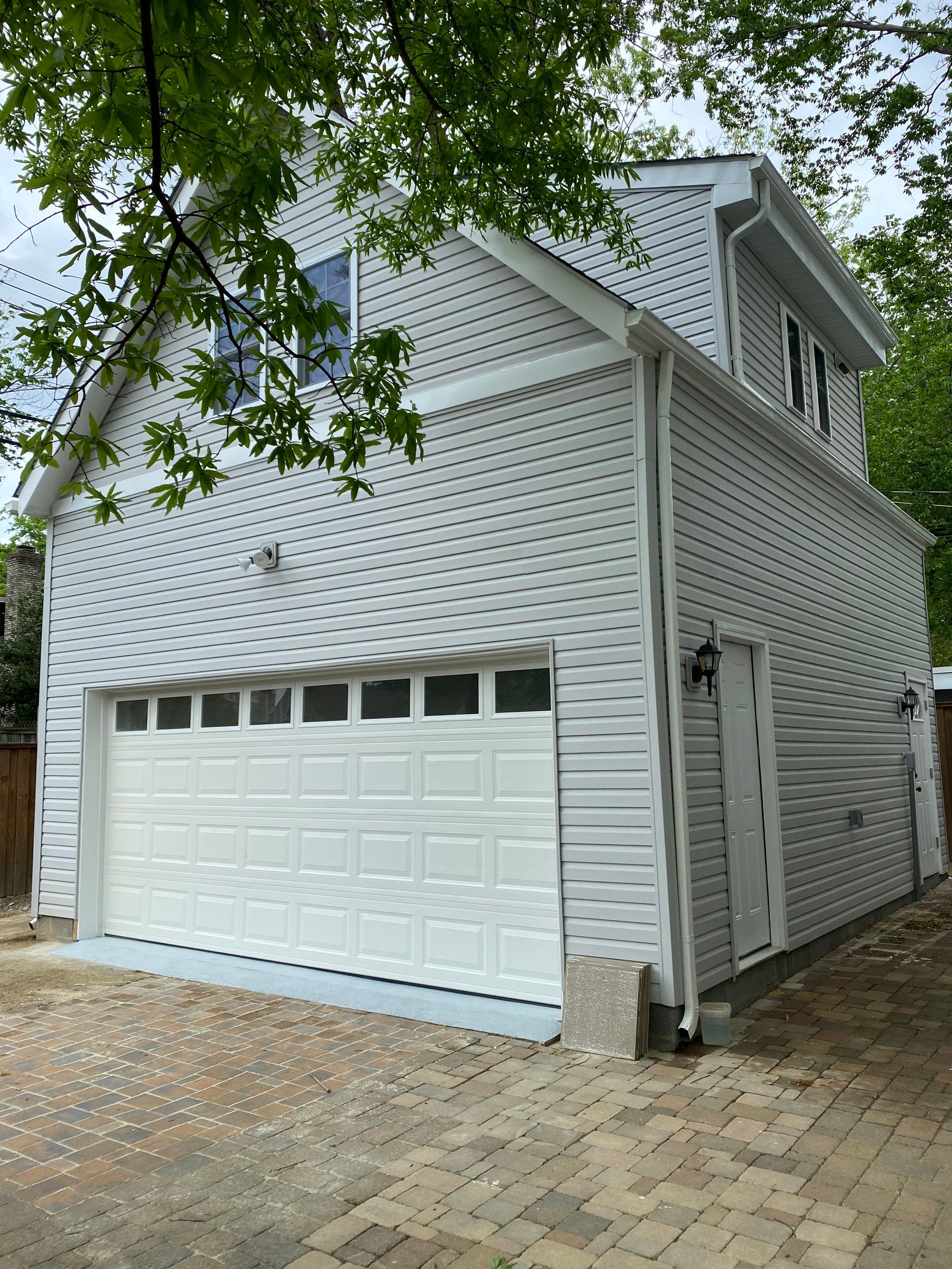 build car garage and efisienci room  using new construction by Jesus Master Handyman LLC 