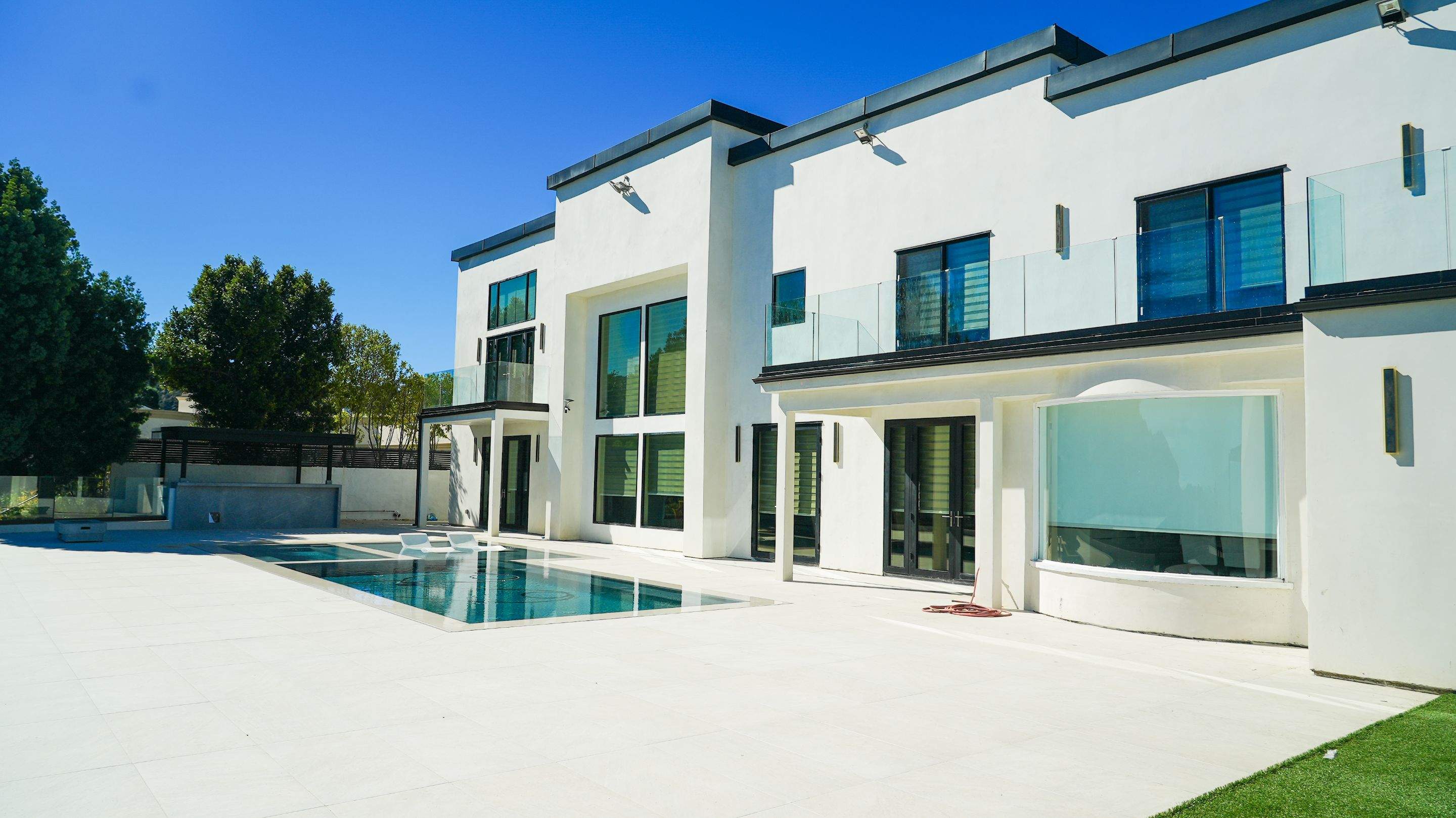 Zero-edge Pool & Backyard Trnasformation by Lax Home Inc 
