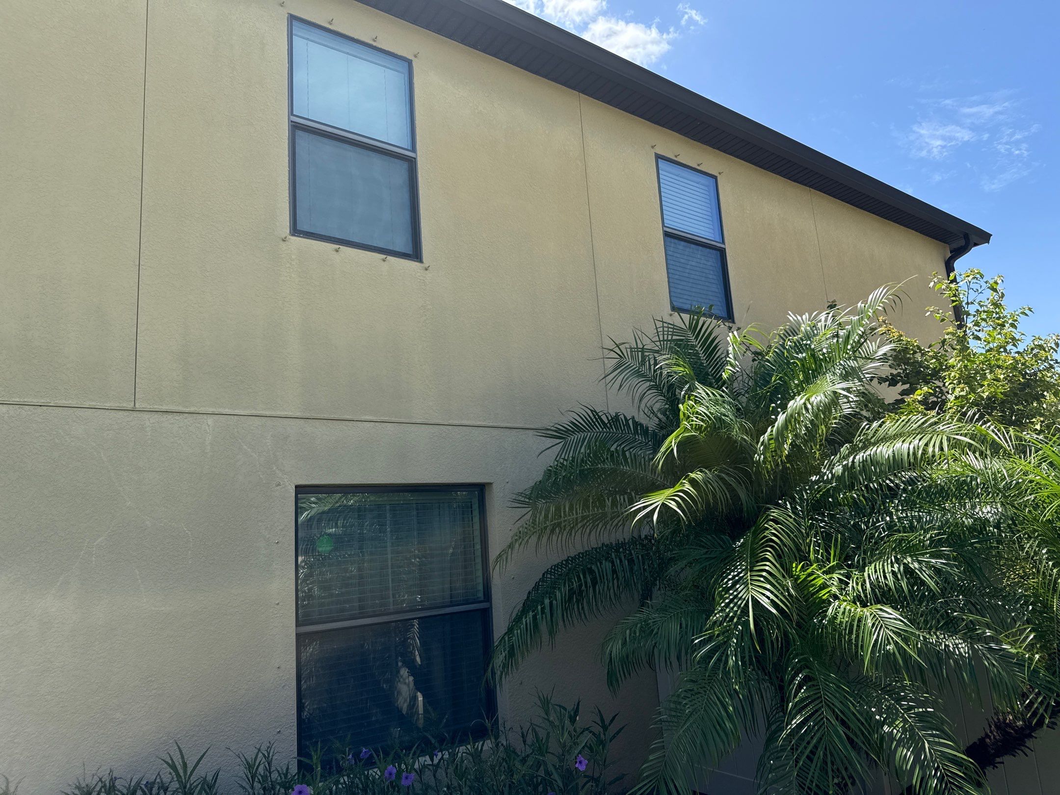 2-Story Stucco House Wash & Tan Vinyl Fence Cleaning | Sheffield Glen Palmetto, FL by Sunshine AquaWash