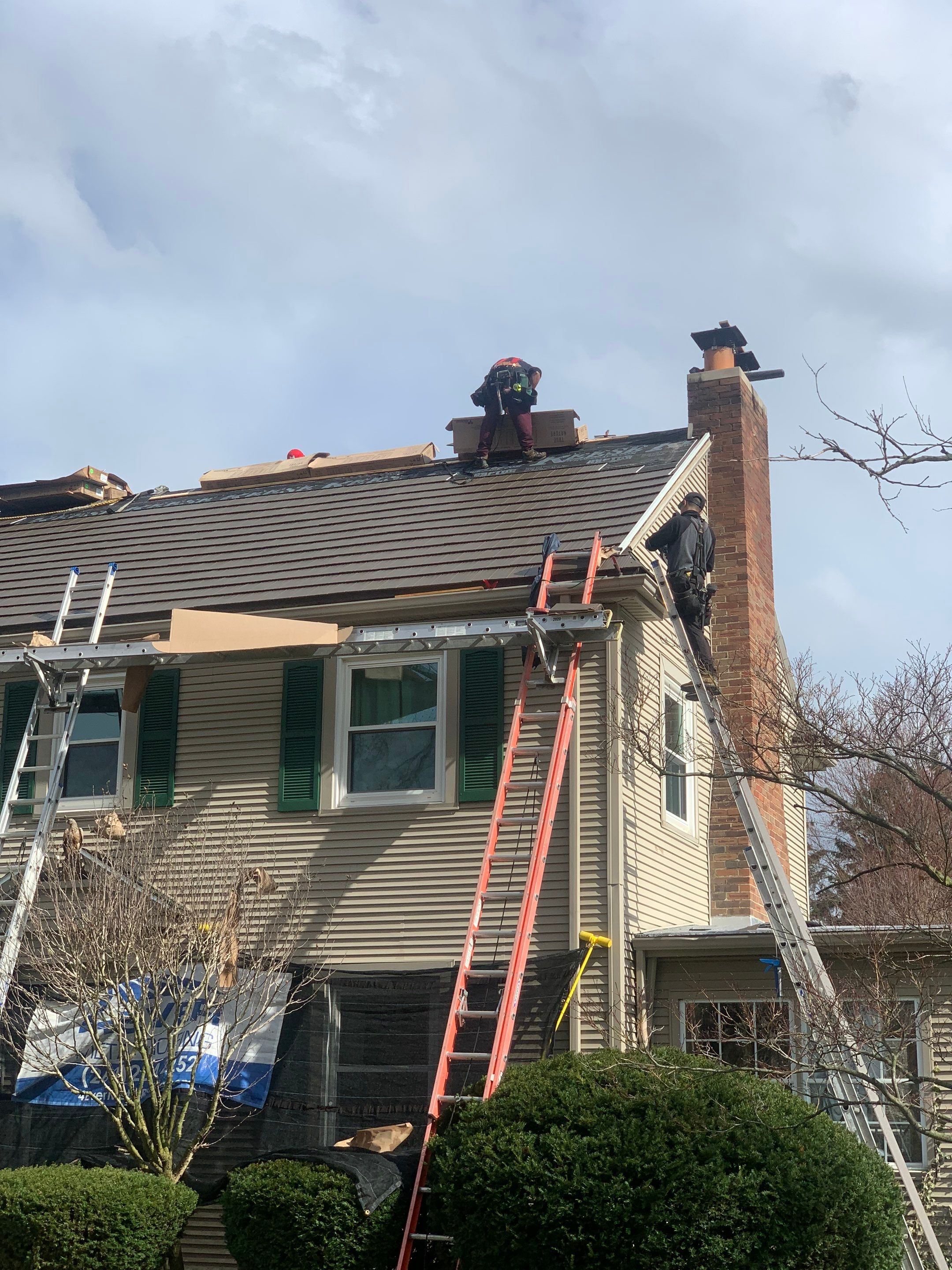 Residential Roofing Installation using Vic West Nothridge Slate by 4Ever Metal Roofing
