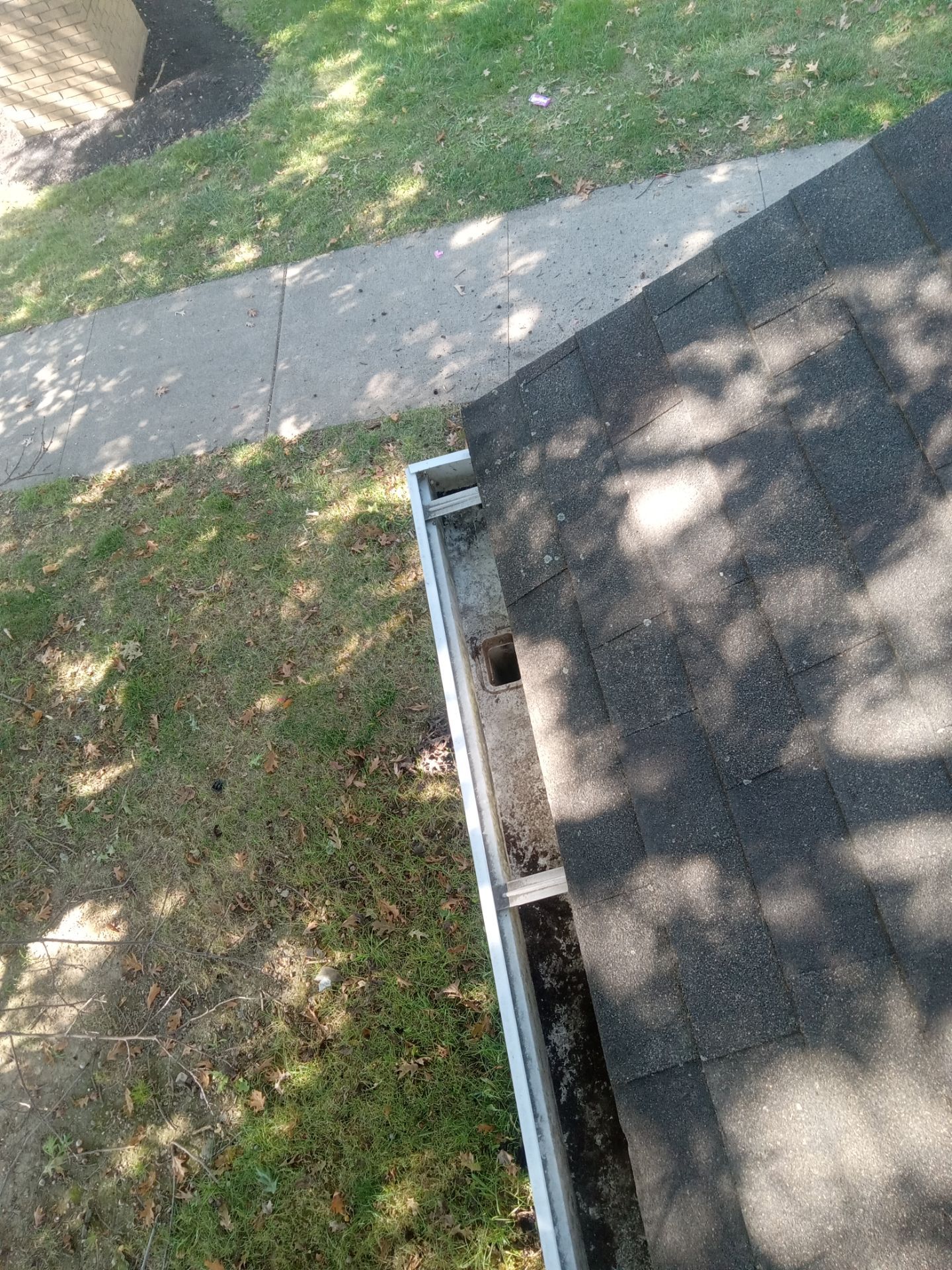 Commercial gutter cleaning Columbus after photo with clean gutters