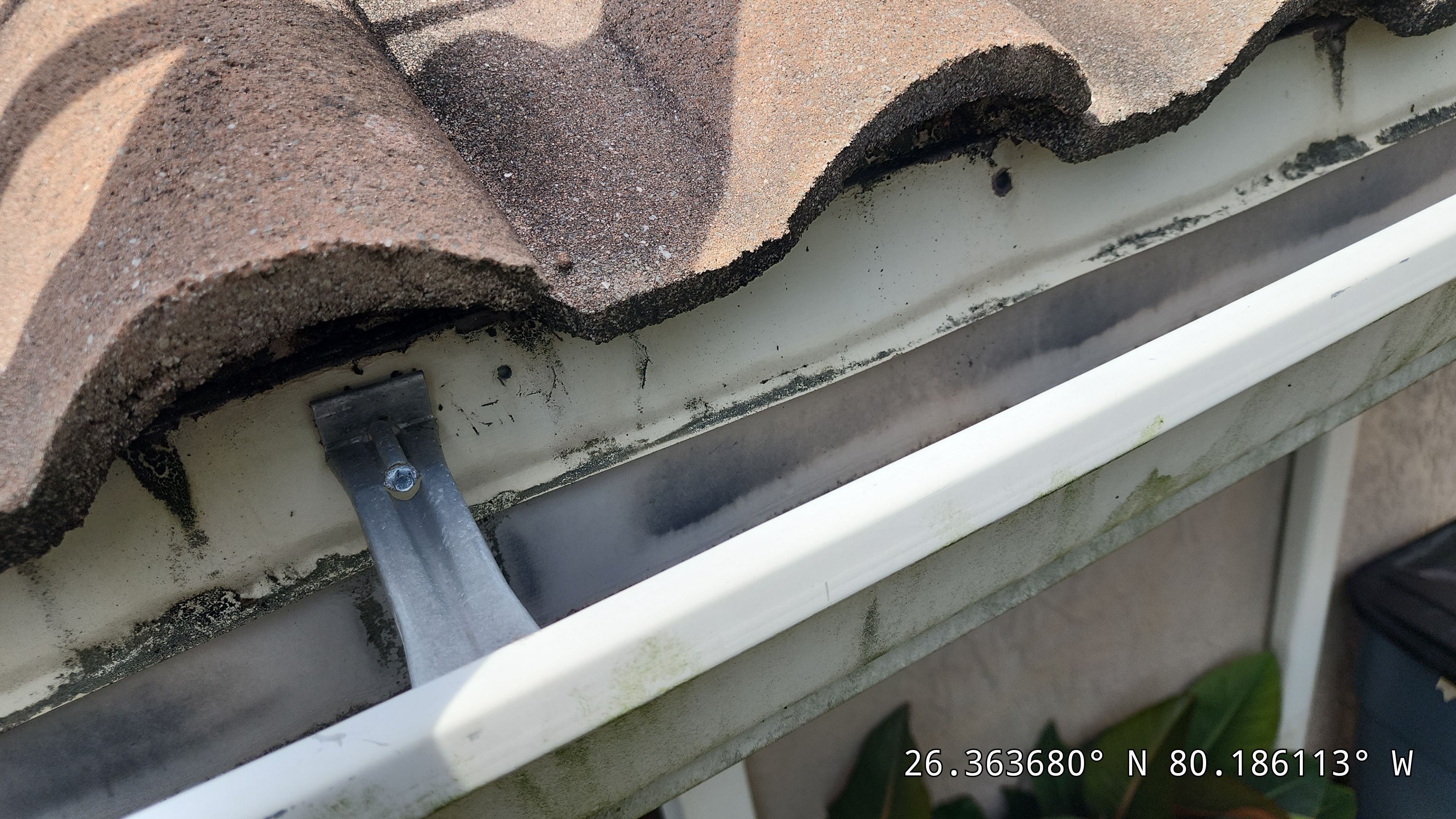 Fascia repair using New wood fascia by Aastro Roofing