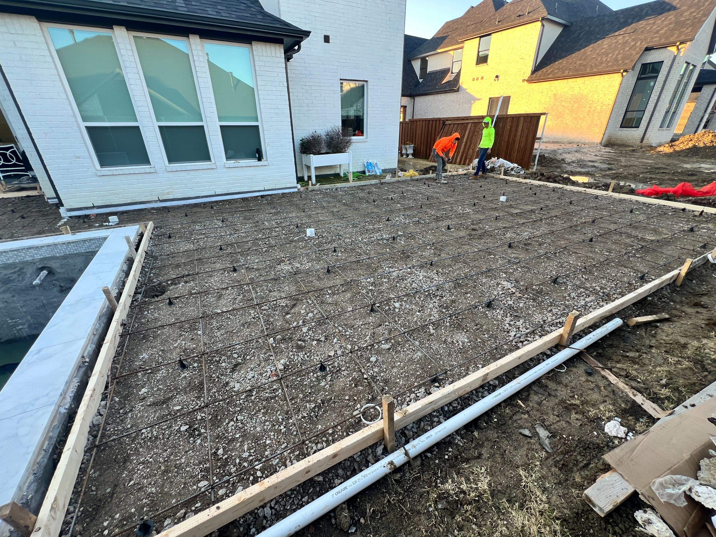 Pool with Large Sun Shelf and Spa by Pinnacle Pools and Spas - DFW