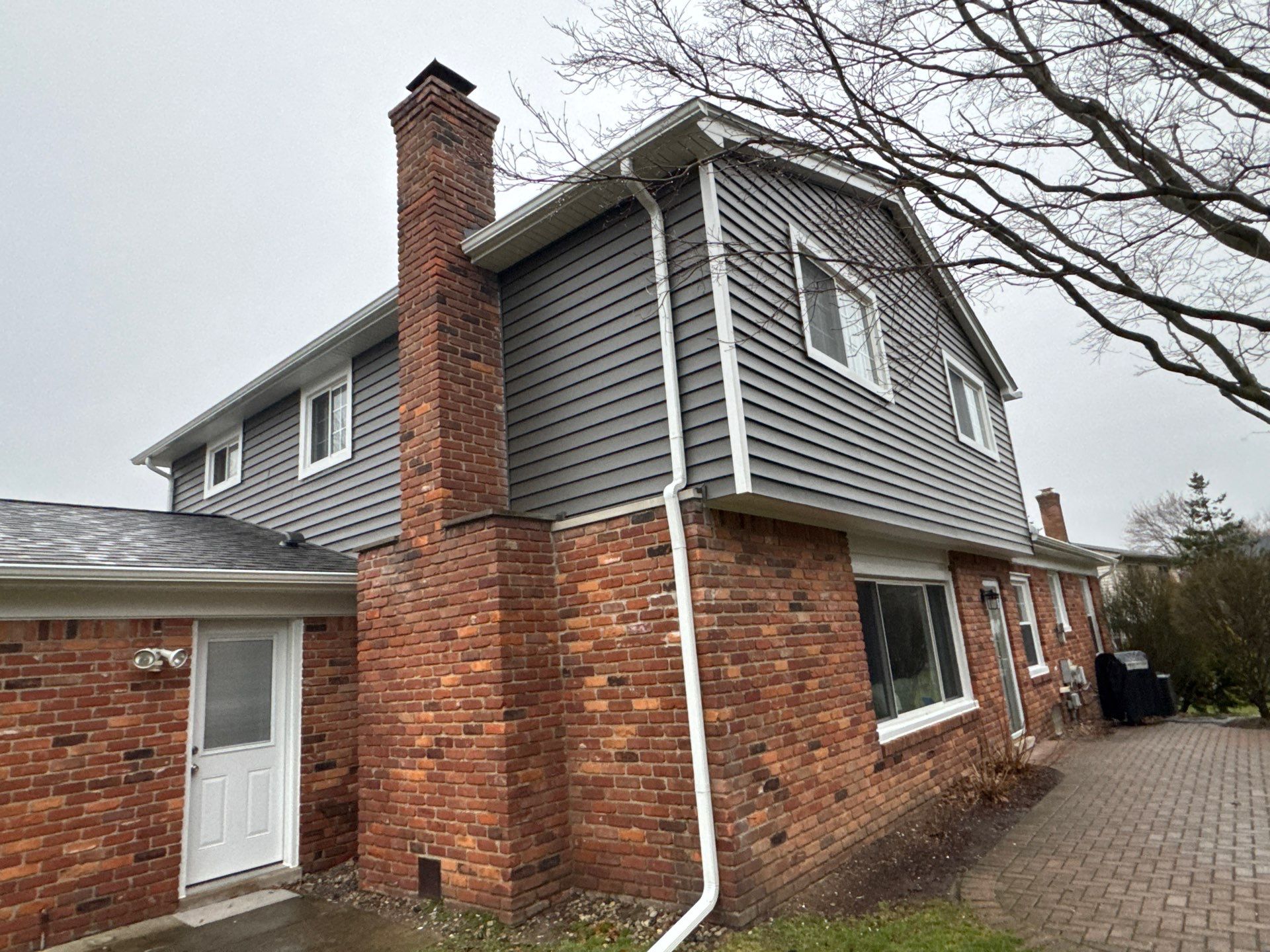 Siding Replacement using Alside Charcoal Smoke and Roof Replacement using Owens Corning Peppercorn by 180 Contractors