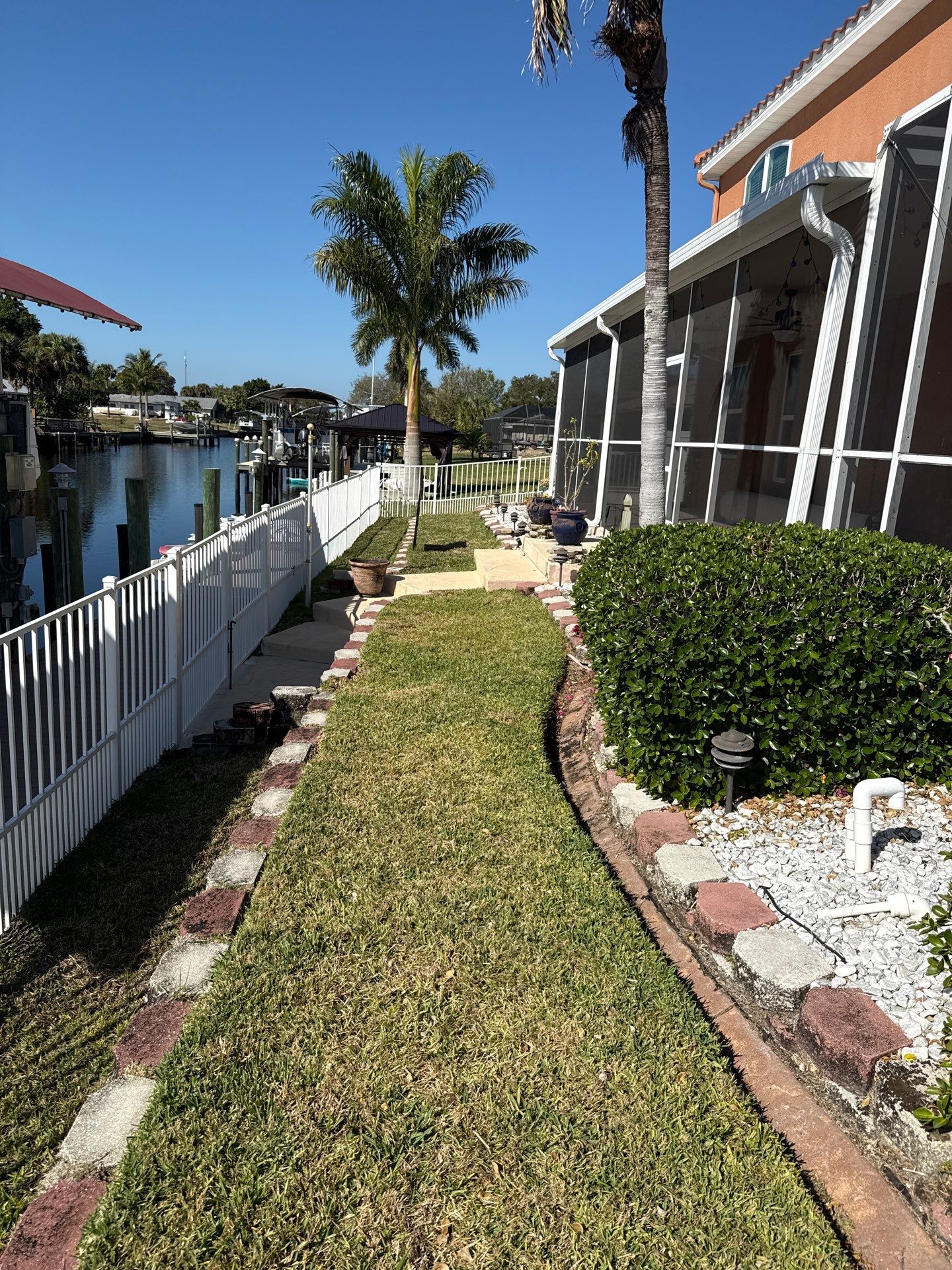 7 inch seamless gutters using Seamless Aluminum Gutters in Fort Myers, FL by Gutter Professors