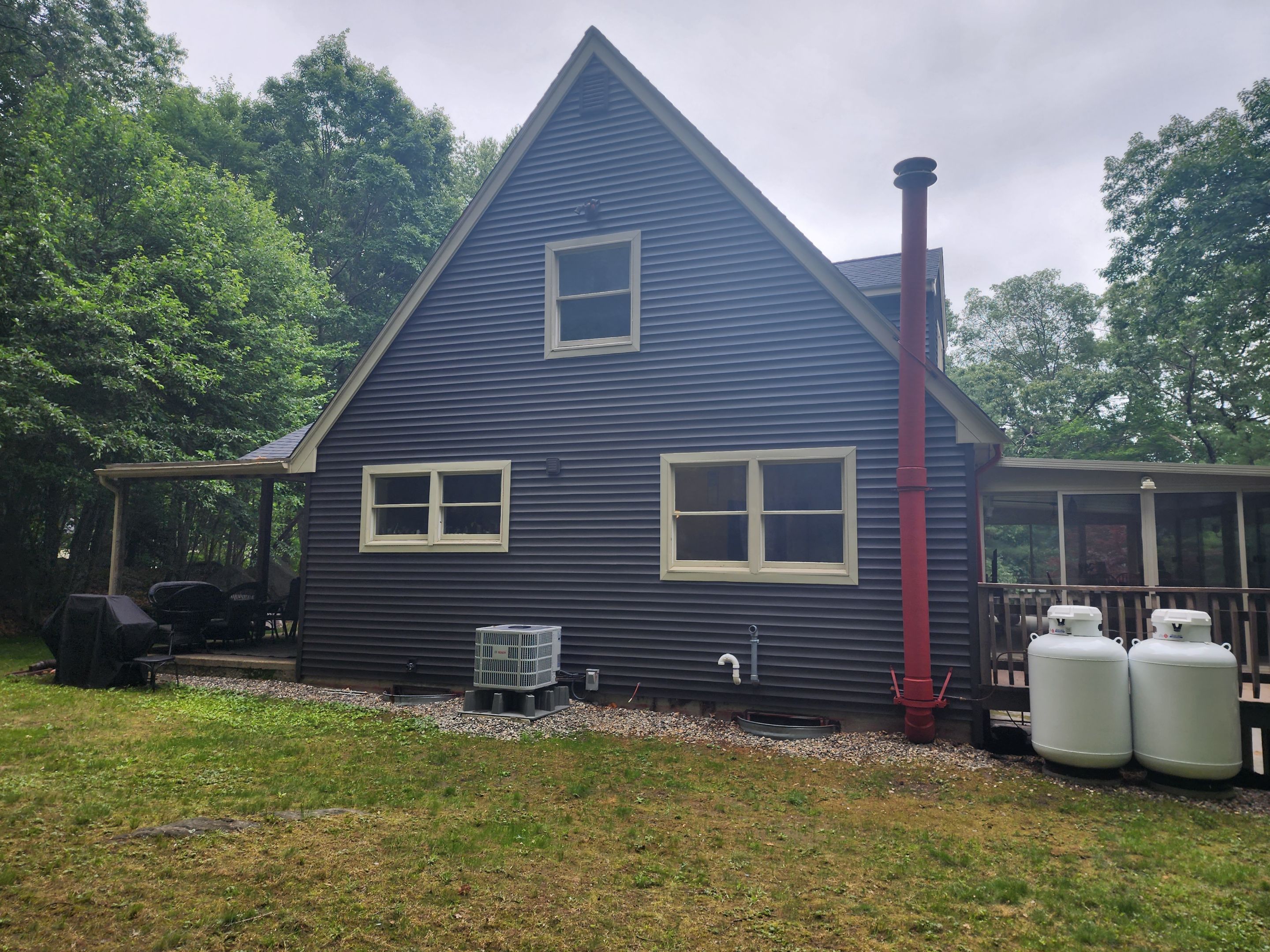 Vinyl siding with beige trim in Upton, MA by UBrothers Construction
