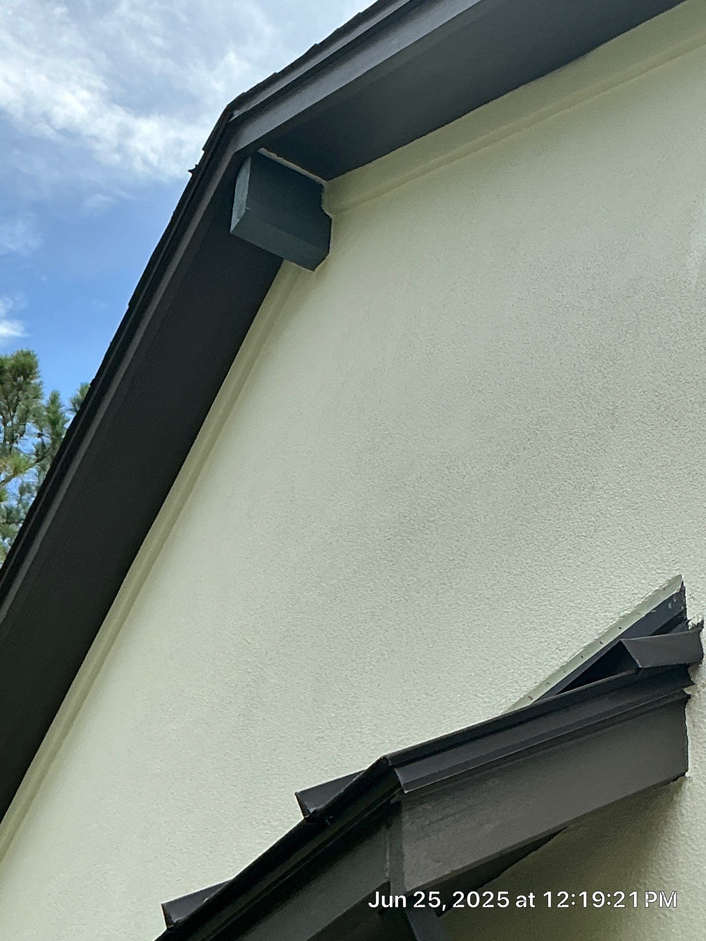 Conroe Harmony: Sand Finish Stucco with Natural Stone Accents by Apex Conventional Stucco Llc