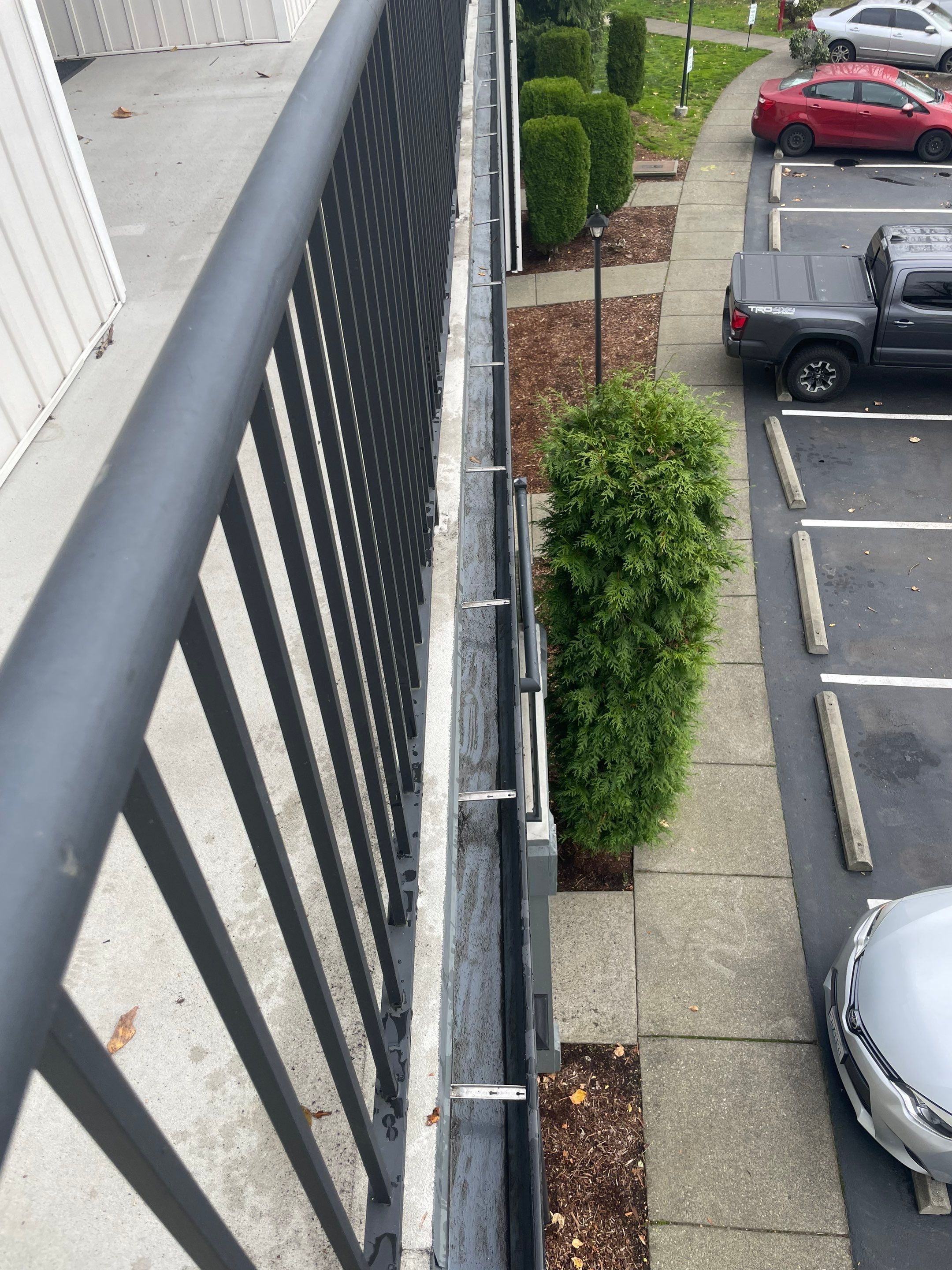 Commercial gutter cleaning Bellingham, WA after photo with clean gutters