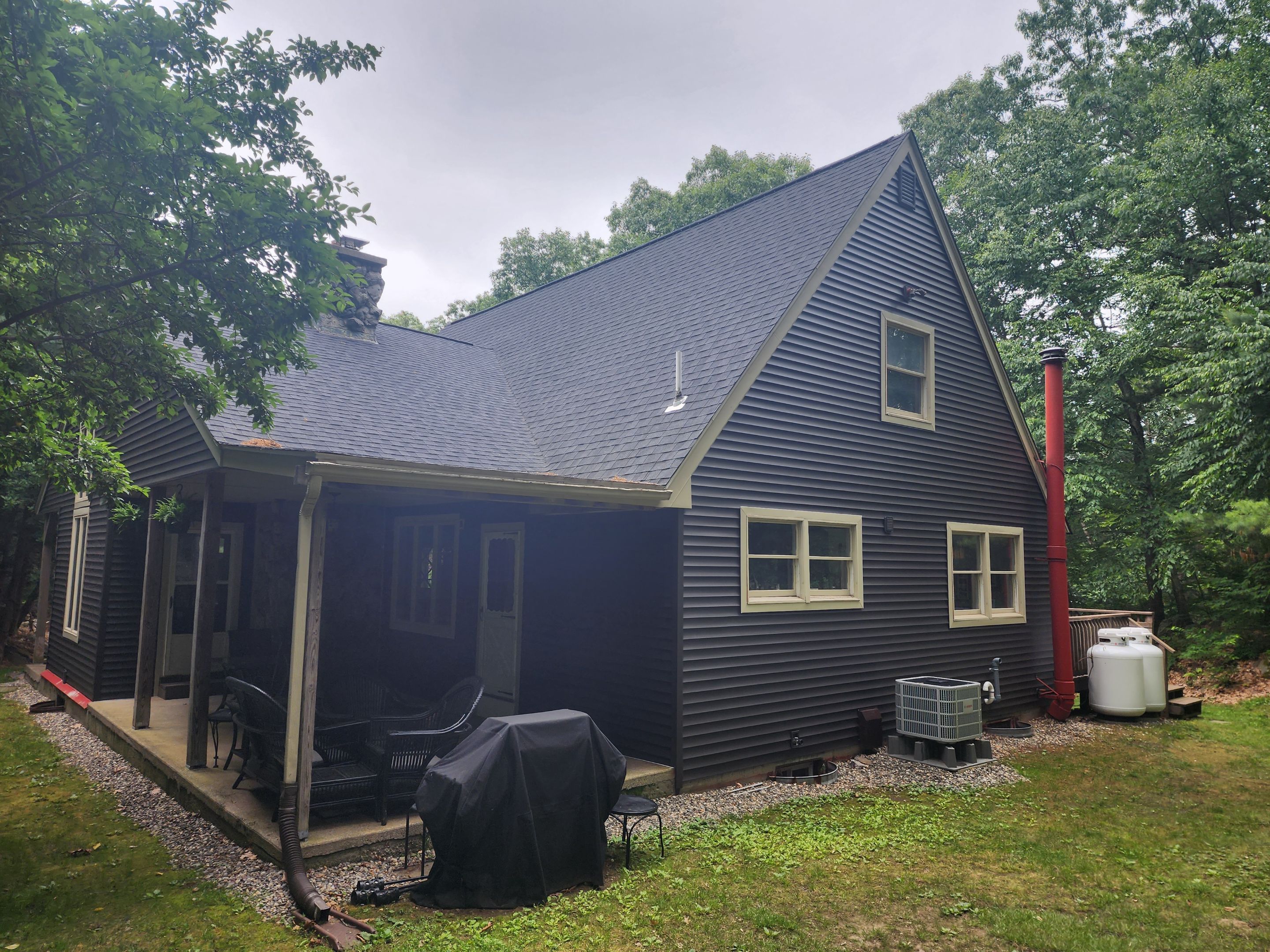 Vinyl siding with beige trim in Upton, MA by UBrothers Construction