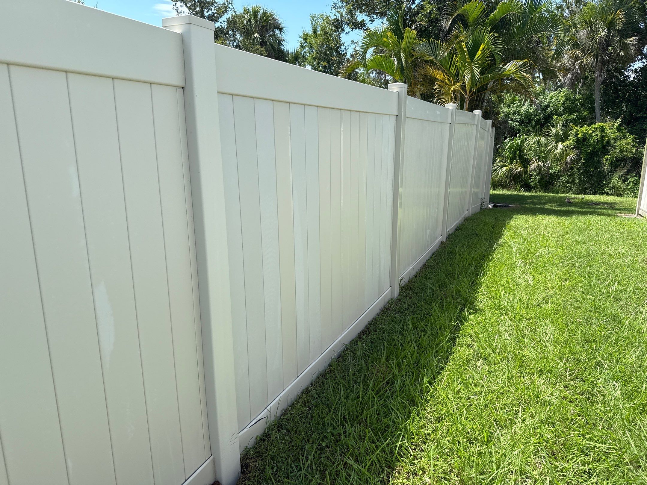 2-Story Stucco House Wash & Tan Vinyl Fence Cleaning | Sheffield Glen Palmetto, FL by Sunshine AquaWash