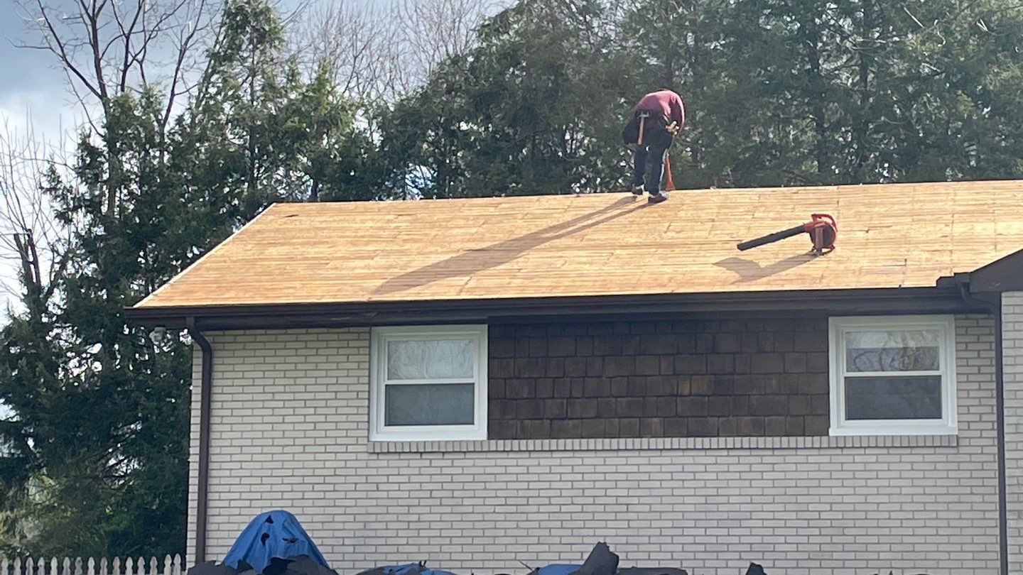 Residential Roofing Installation using Owens Corning Oakridge Roofing System by Undersun Roofing 