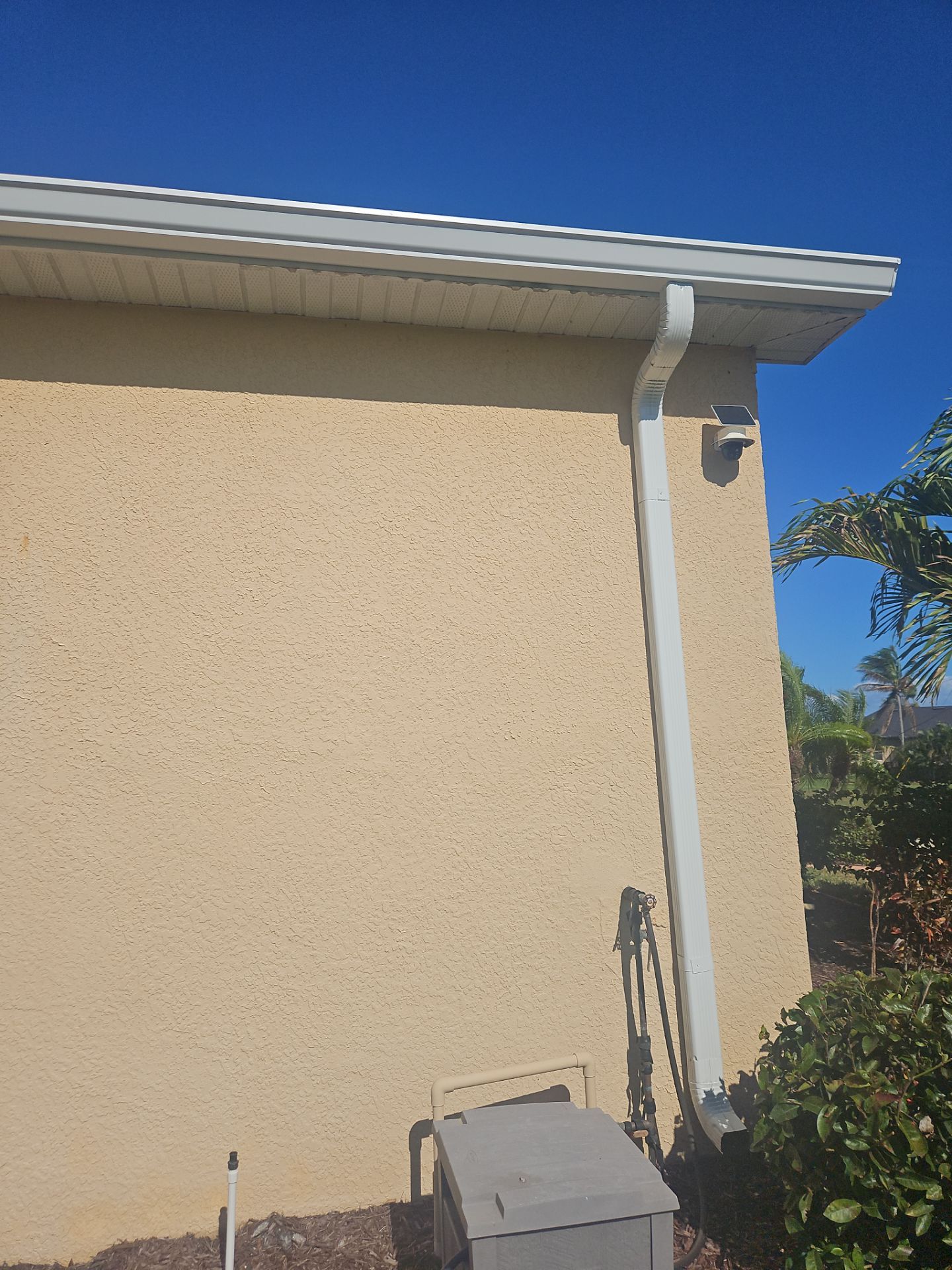 White 6 Inch Seamless Gutters using K-Style Seamless Gutters in Punta Gorda FL by Gutter Professors