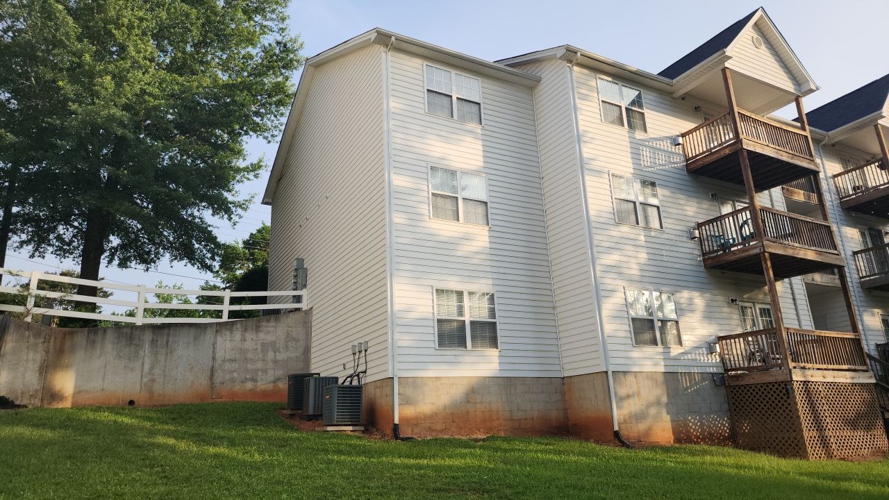 Appartment cleaning by Power Wash Masters LLC