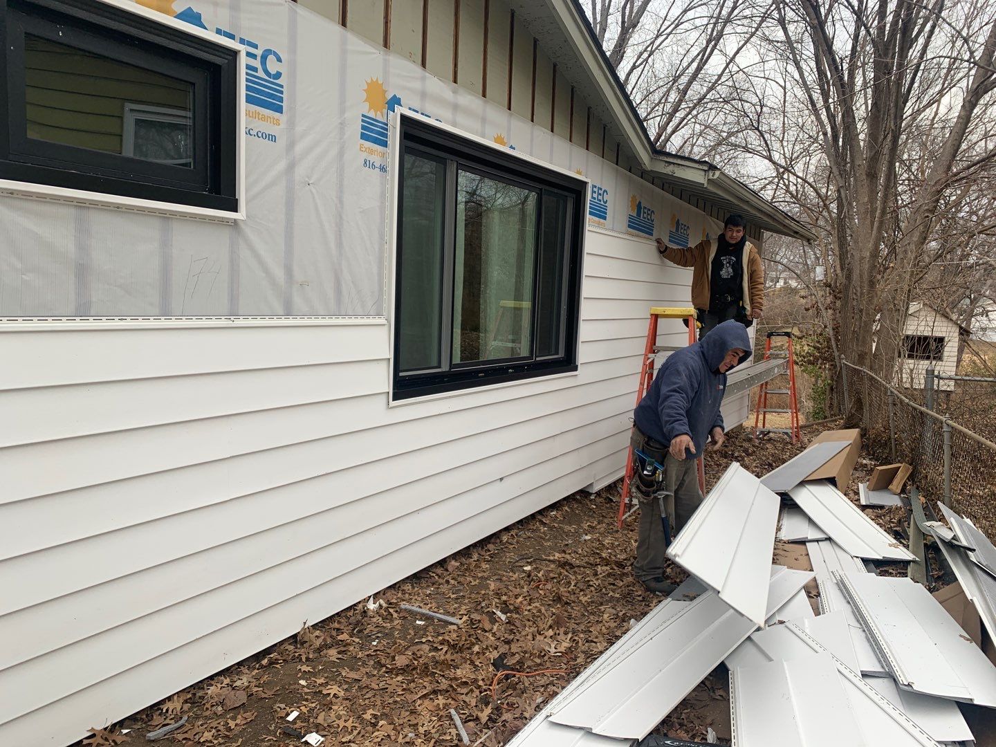 White Craneboard Siding and Heartland Window Installation in Parkville by EEC Windows, Siding & Roofing