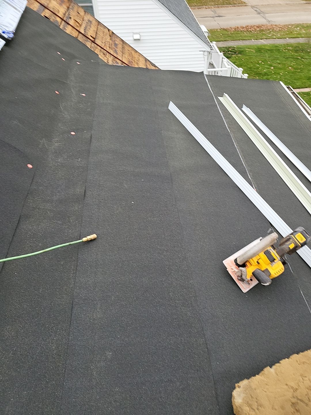 ATLAS PINNACLE COLOR: BLACK SHADOW DRIP EDGE: WHITE by Eagle Eye Roofing