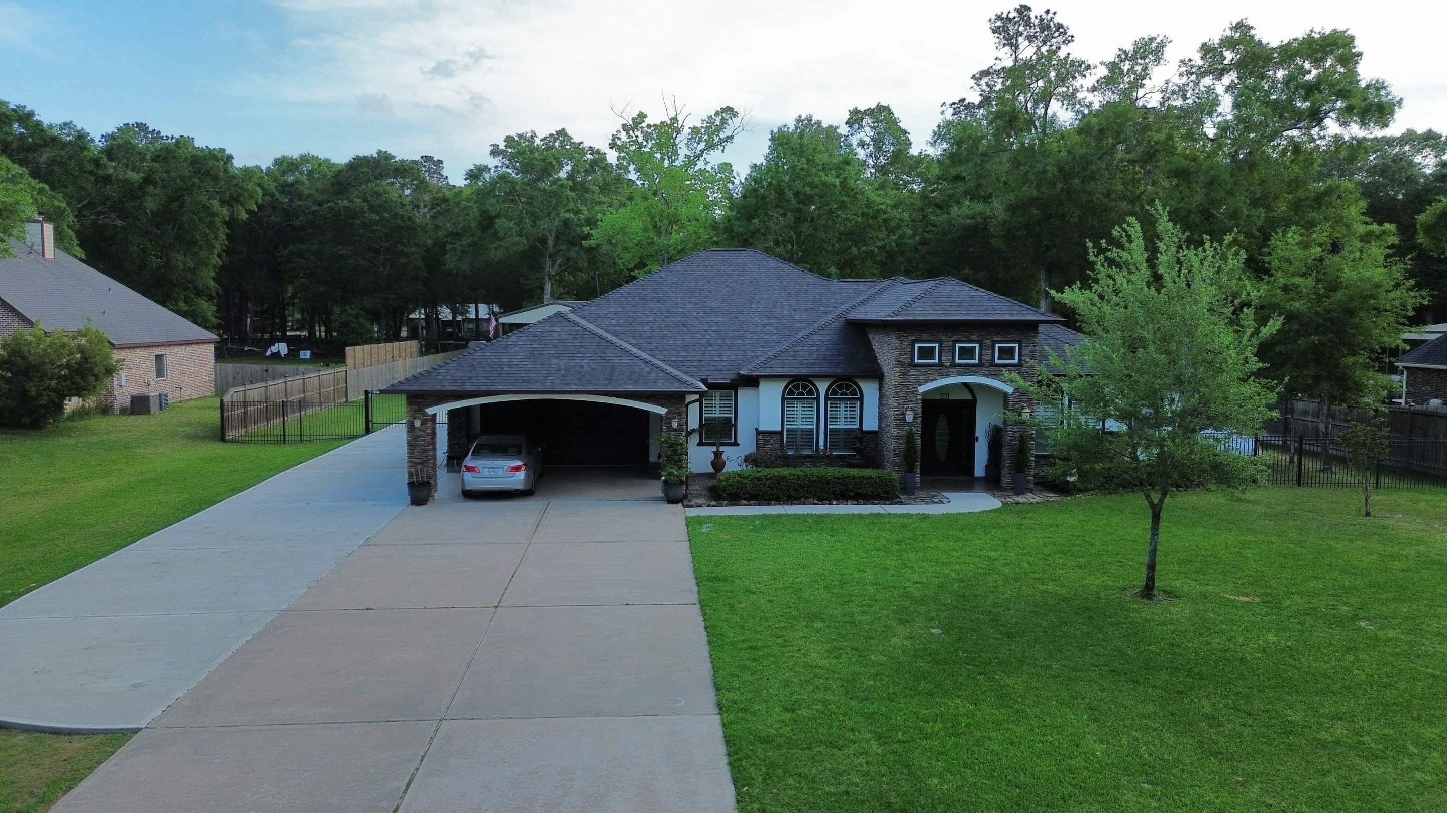 Huffman Roof Installation using Atlas Pinnacle Pristine by Modern BYLT Roofing & Construction