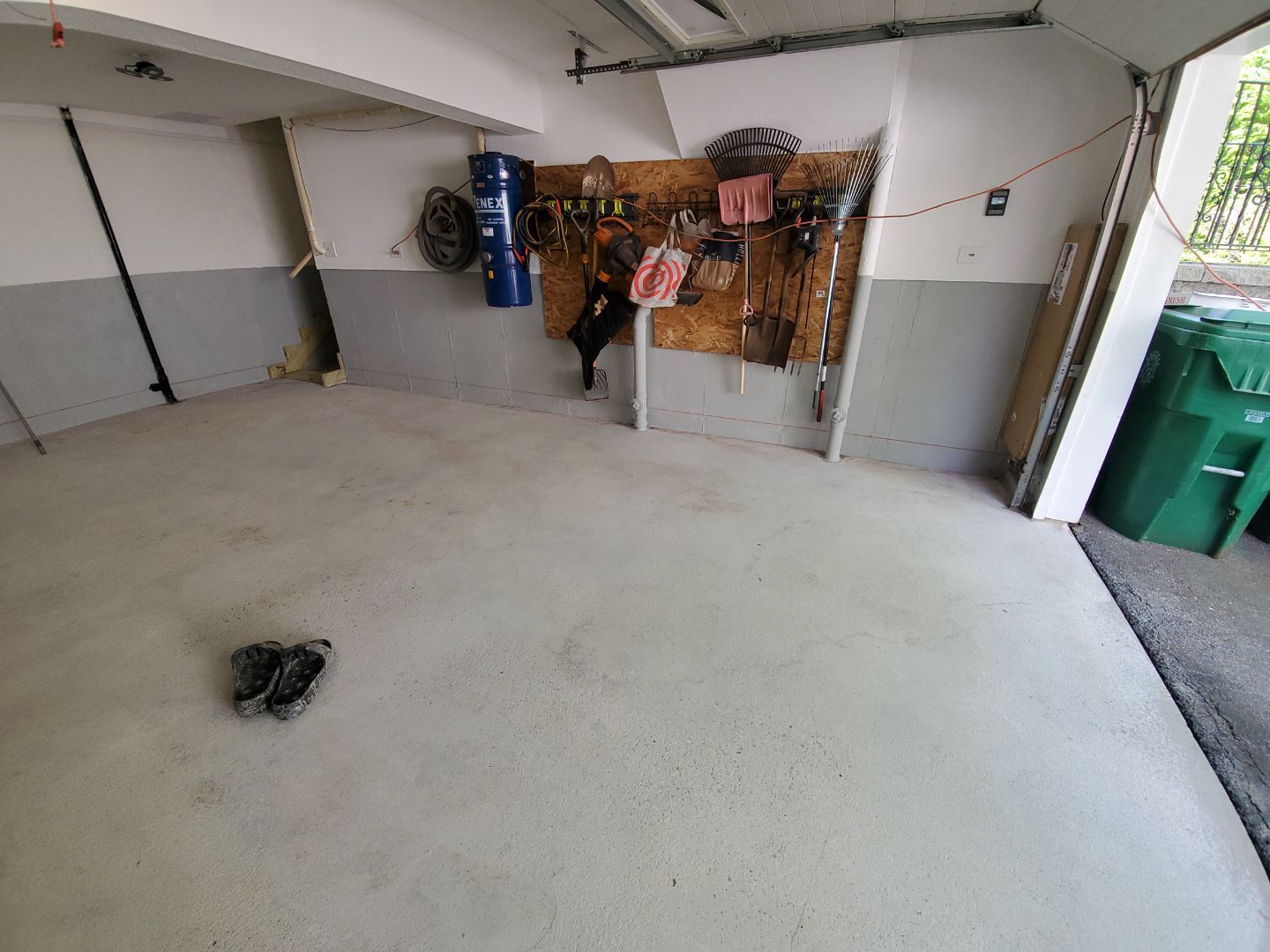 Garage in Chicopee, MA 01013 by Symphony Concrete Coatings