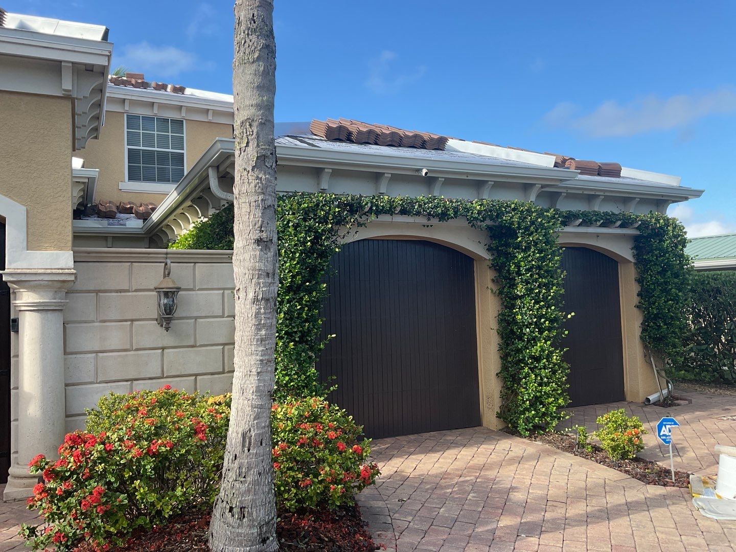 6 Inch Seamless Gutters using White Gutters and Downspouts in Fort Myers FL by Gutter Professors