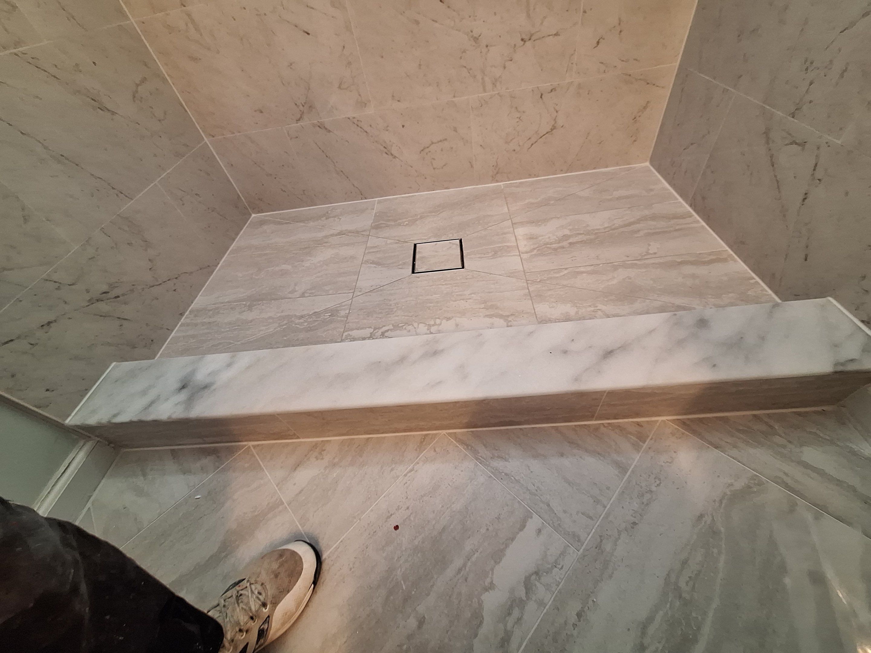 Two bathrooms renovation (hallway and master bathroom) by Prudencio