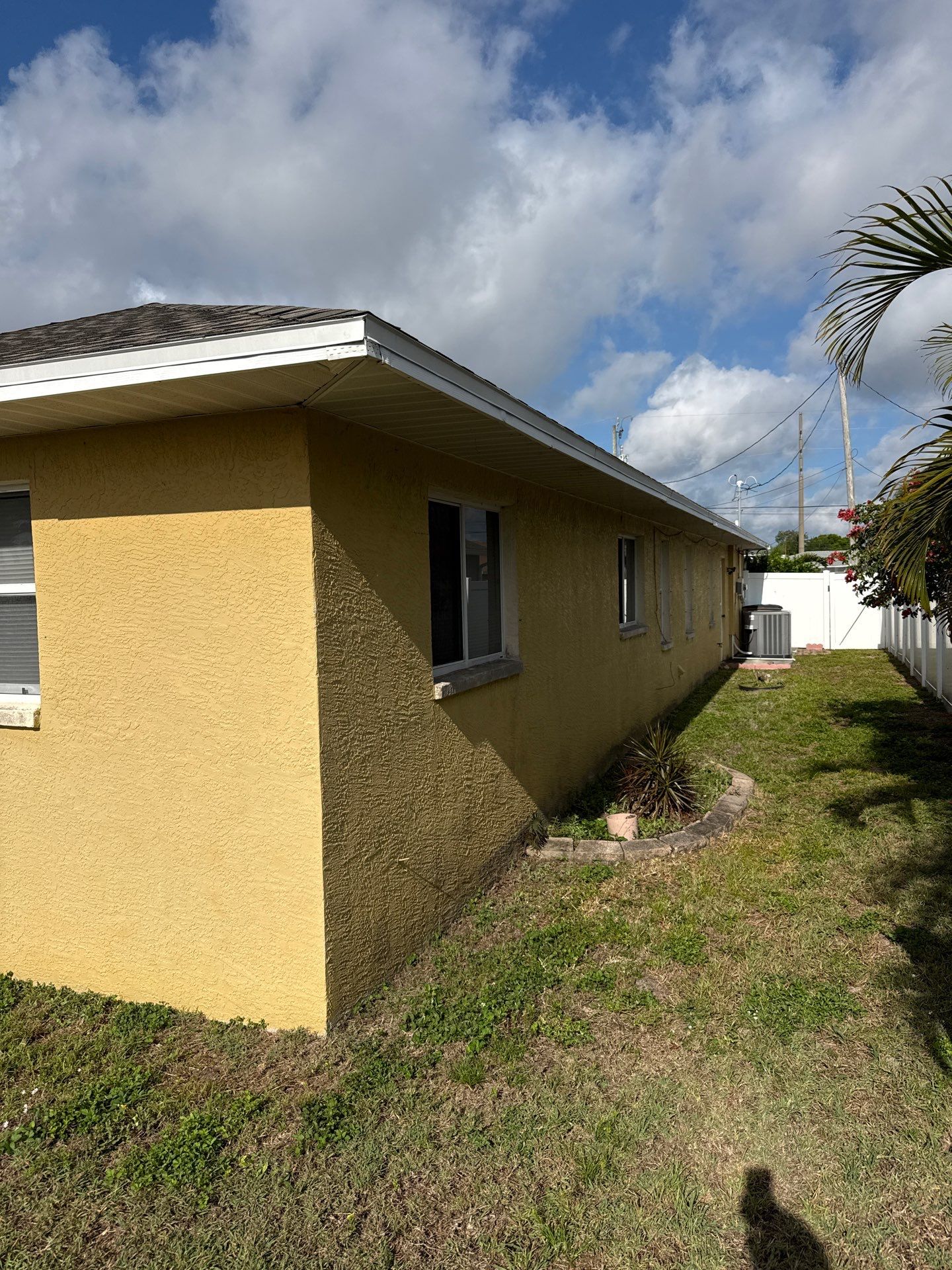 6 Inch Seamless Gutters using White Seamless Gutters in Cape Coral FL by Gutter Professors