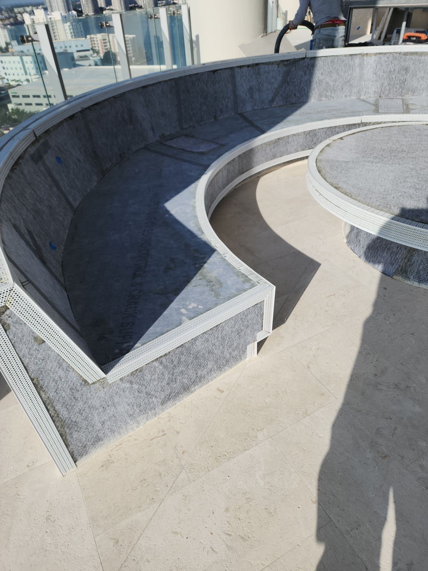 Microtopping over Furniture by Seamless Surfaces