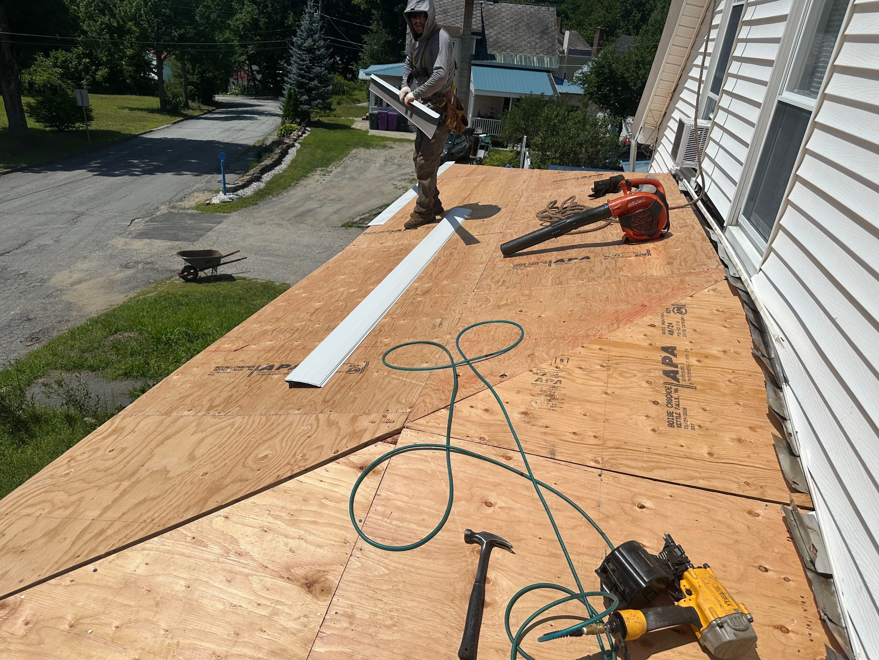π‘ Another happy homeowner in Claremont, NH! πͺ by Tall pine roofing
