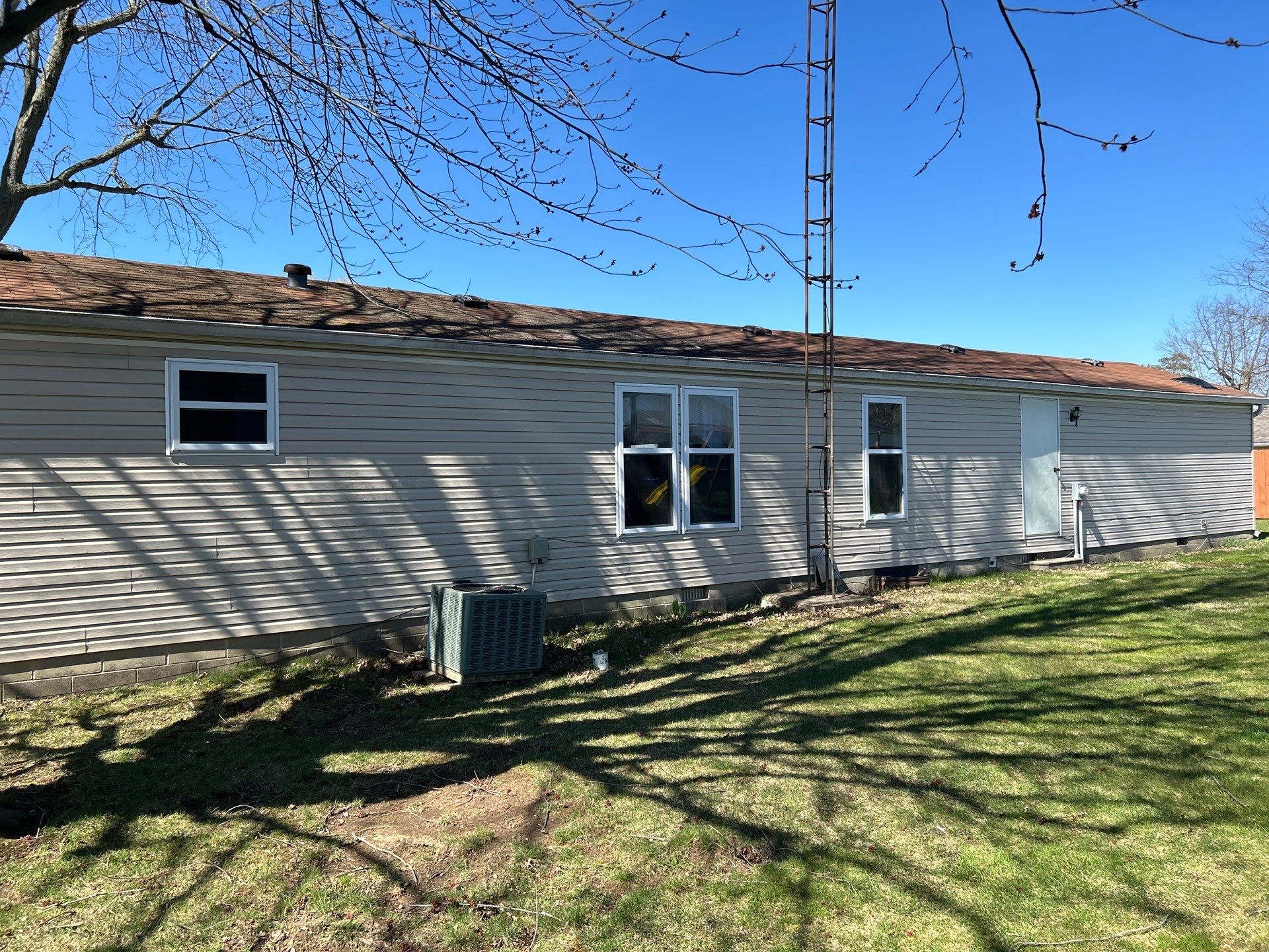 Roof and Siding Replacement using Norandex Cedar Knoll Graphite Siding and Owens Corning Durations in Onyx Black by WIW Enterprises Inc
